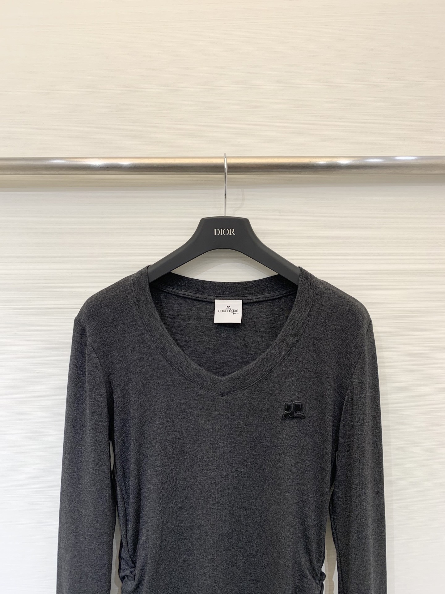 Courreges 25早秋新款 V领拼接手袖长袖打底T恤 胸前经典LOGO点缀 下摆褶皱收腰工艺 手袖