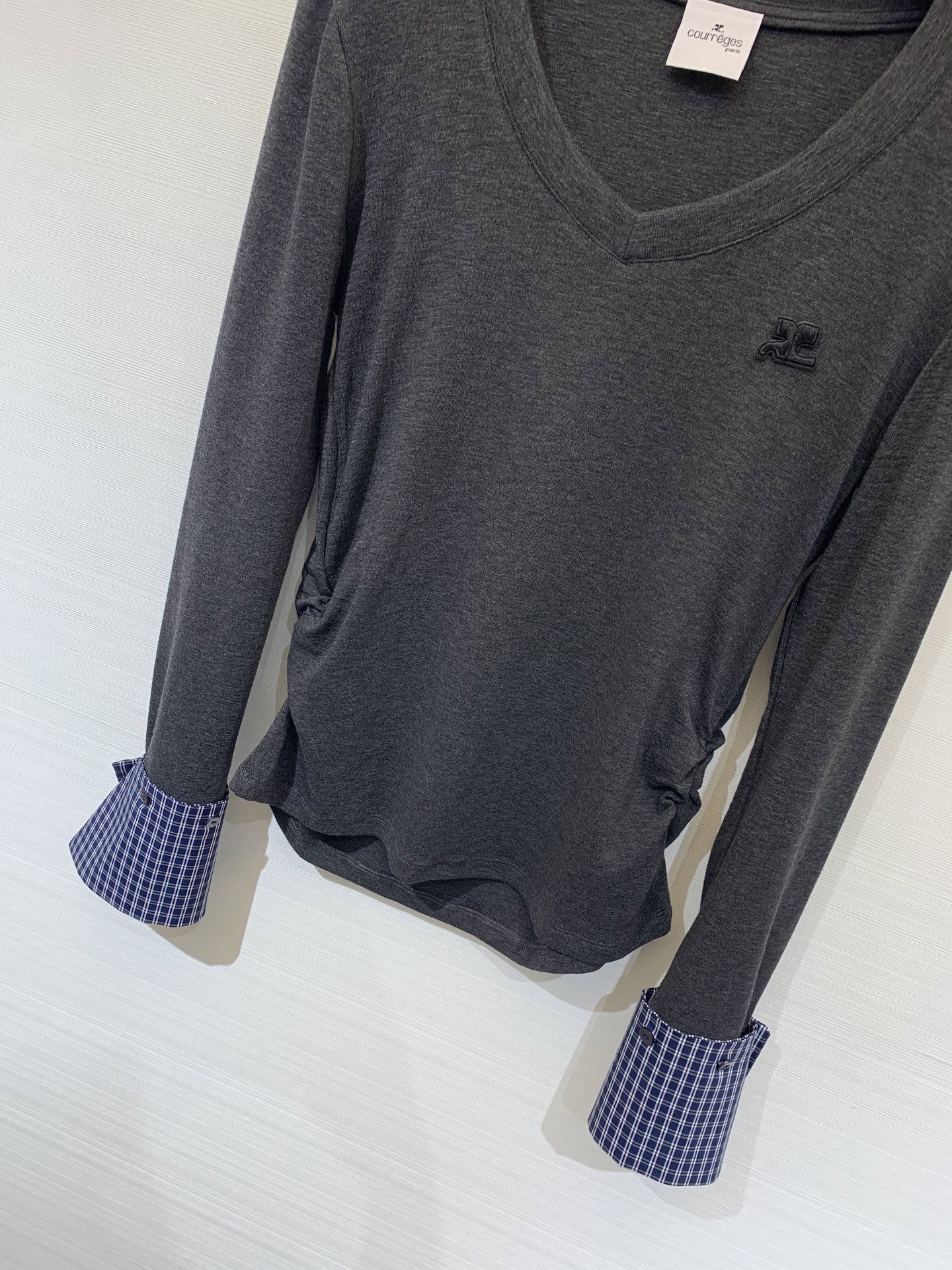 Courreges 25早秋新款 V领拼接手袖长袖打底T恤 胸前经典LOGO点缀 下摆褶皱收腰工艺 手袖