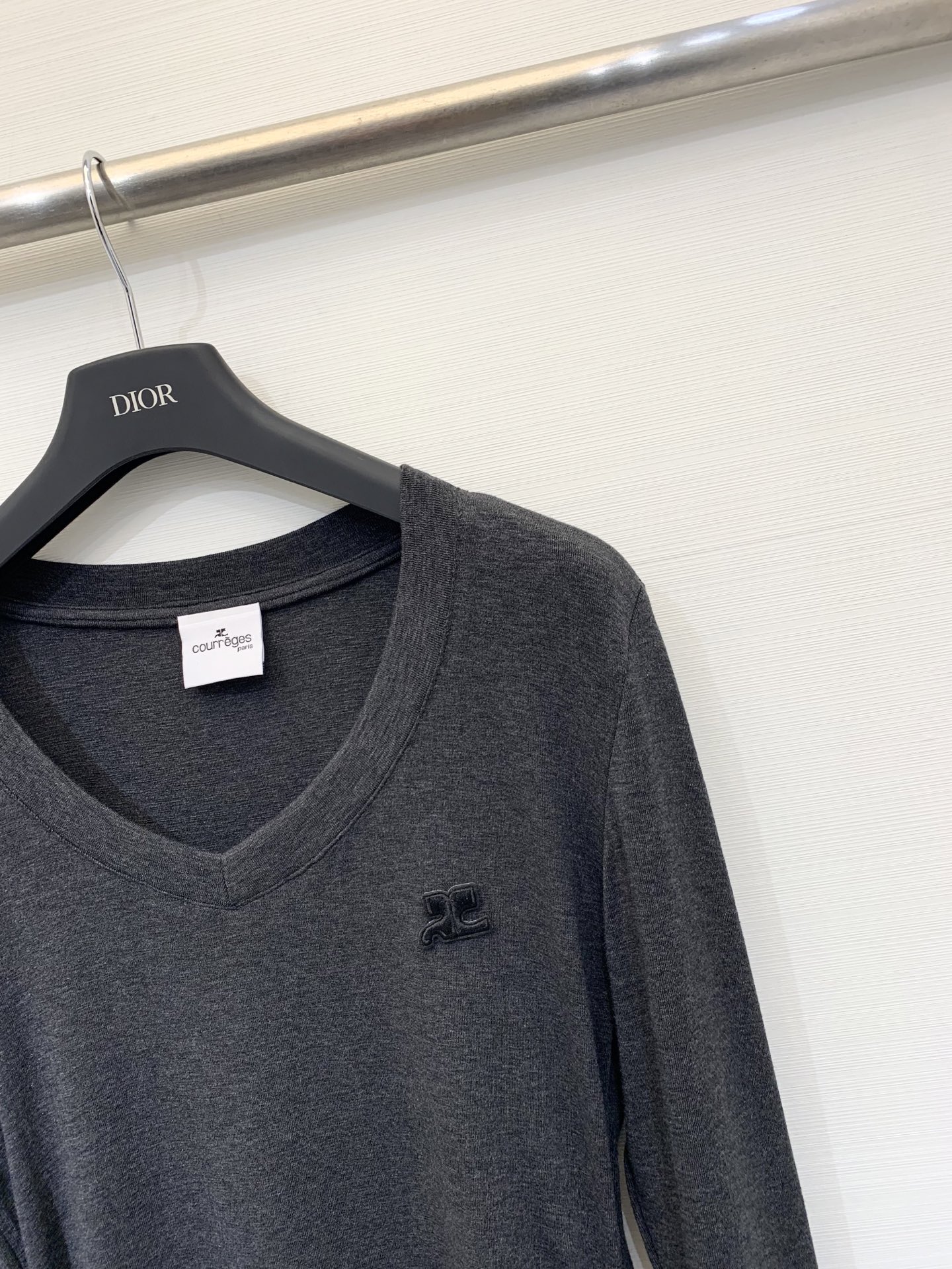 Courreges 25早秋新款 V领拼接手袖长袖打底T恤 胸前经典LOGO点缀 下摆褶皱收腰工艺 手袖