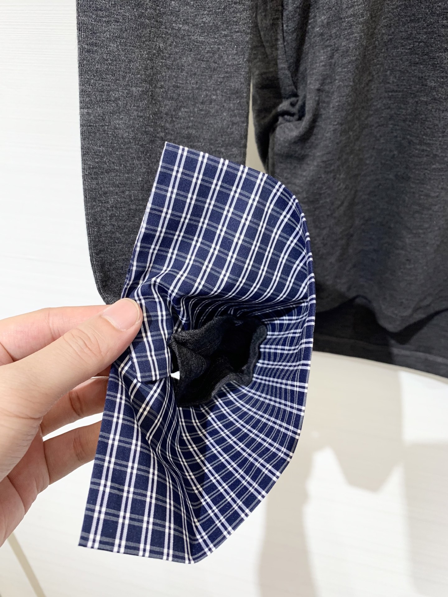 Courreges 25早秋新款 V领拼接手袖长袖打底T恤 胸前经典LOGO点缀 下摆褶皱收腰工艺 手袖