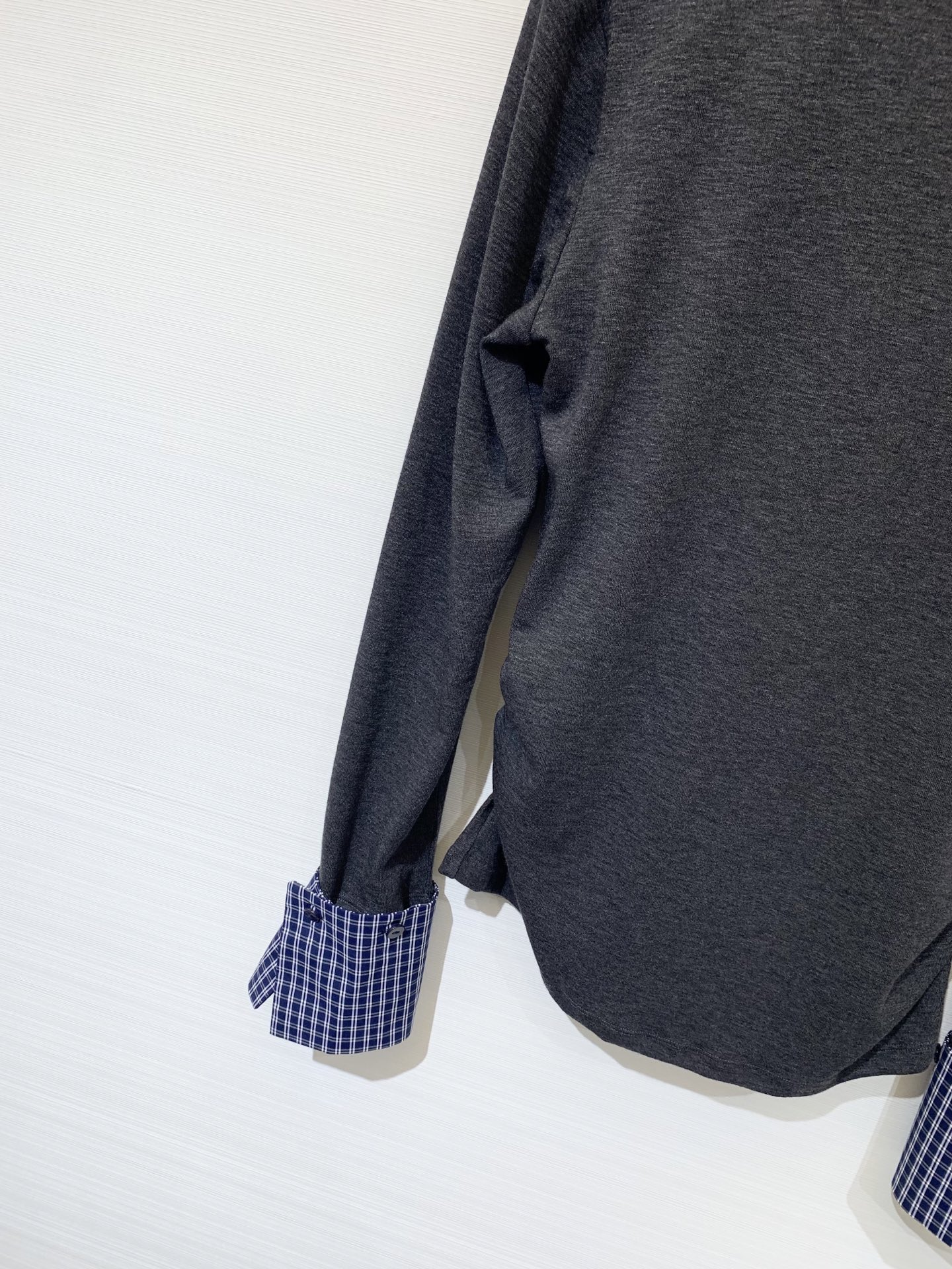 Courreges 25早秋新款 V领拼接手袖长袖打底T恤 胸前经典LOGO点缀 下摆褶皱收腰工艺 手袖