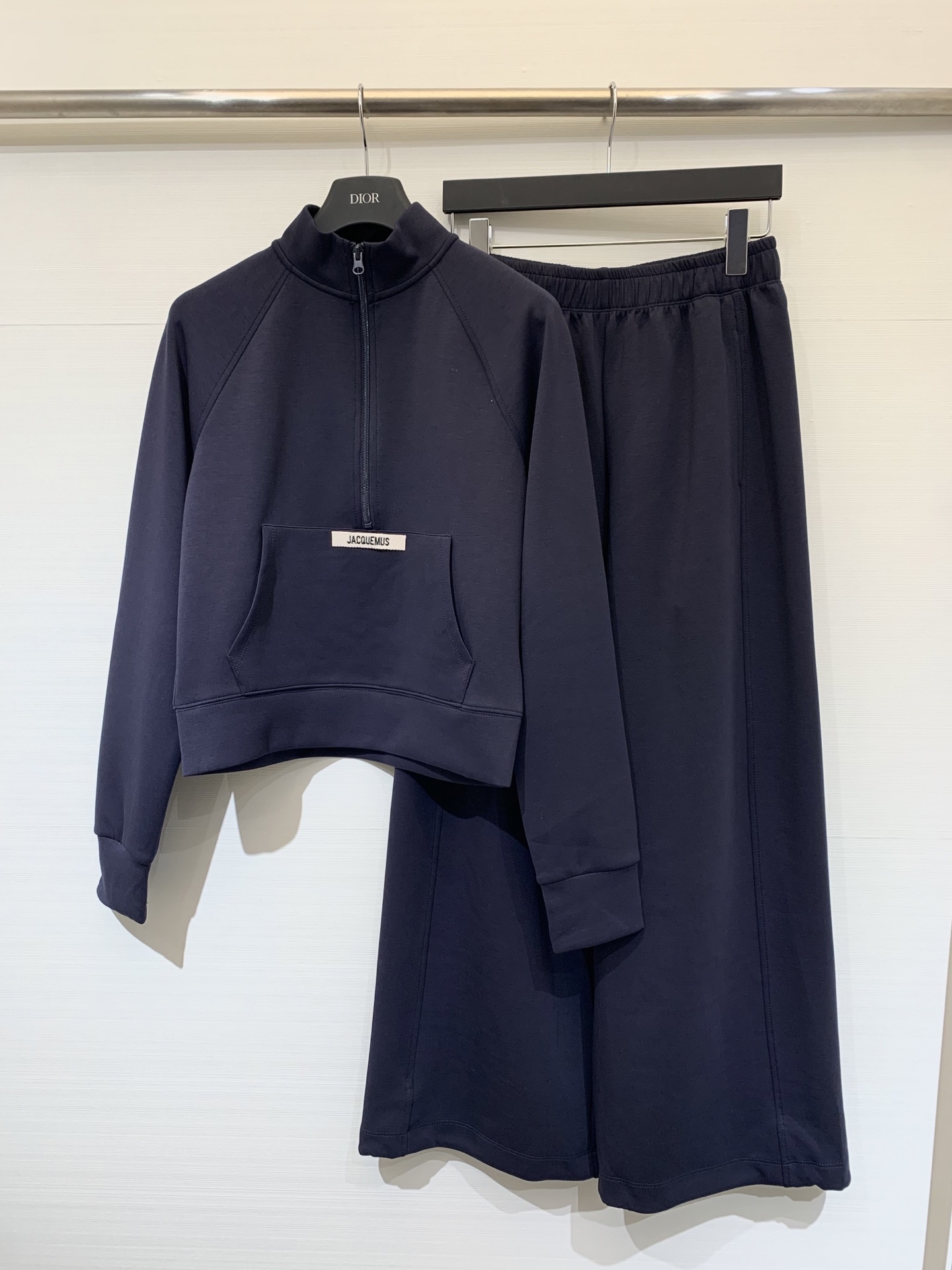 Jacquemus 25早秋新款 休闲卫衣长裤套装 立领半拉卫衣➕宽松休闲长裤 面料手感超级好 软软的质