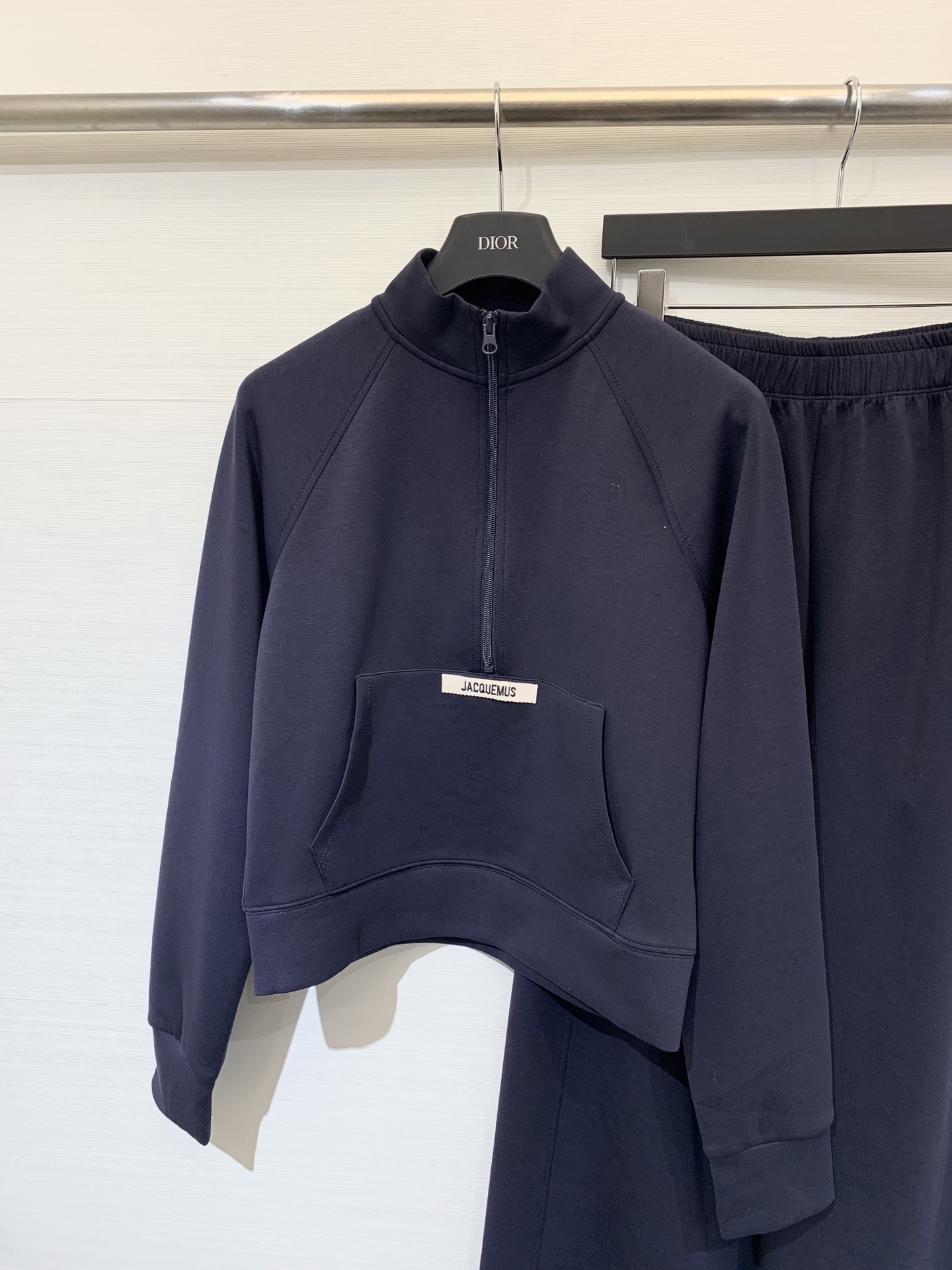 Jacquemus 25早秋新款 休闲卫衣长裤套装 立领半拉卫衣➕宽松休闲长裤 面料手感超级好 软软的质