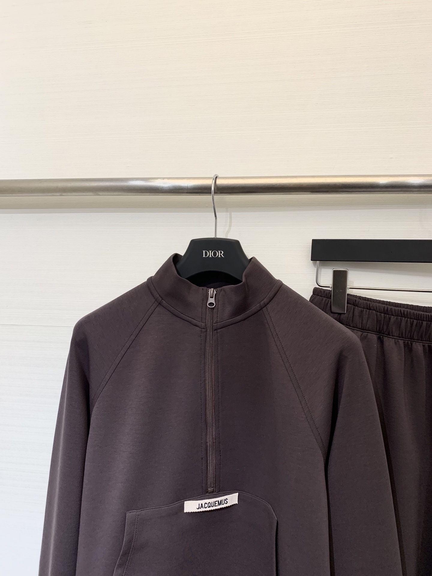 Jacquemus 25早秋新款 休闲卫衣长裤套装 立领半拉卫衣➕宽松休闲长裤 面料手感超级好 软软的质