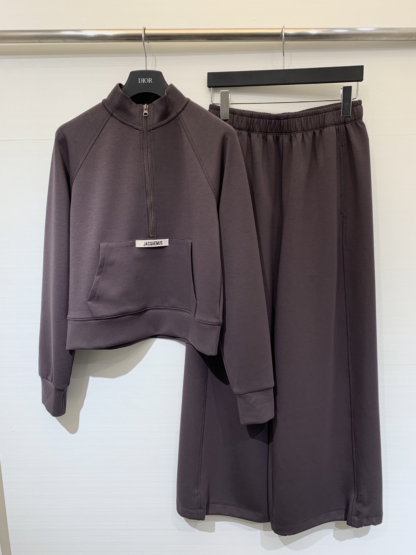 NO:496545,Jacquemus 25 early autumn new style casual sweatshirt trousers suit stand collar half pull sweatshirt loose casual trousers fabric feels super good soft texture upper body stylish comfortable and versatile two-color sml, hoodie, sweatshirts, alexander wang19860909Jacquemus 25早秋新款 休闲卫衣长裤套装 立领半拉卫衣宽松休闲长裤 面料手感超级好 软软的质感 上身有型舒适百搭 两色sml,,hoodie,sweatshirts,alexander wang,Women's clothing