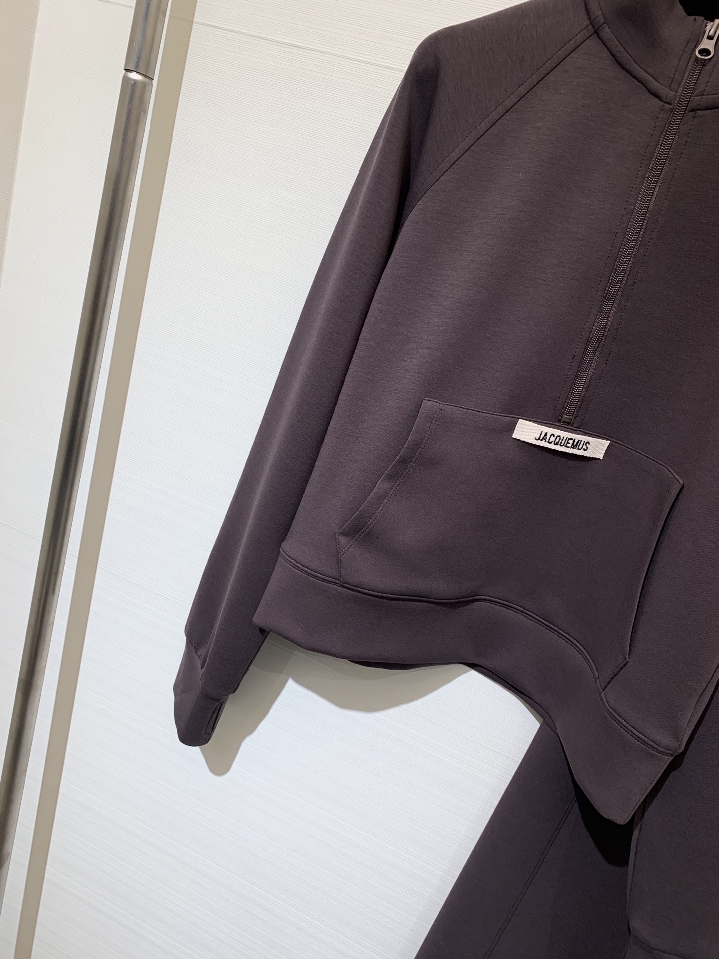 Jacquemus 25早秋新款 休闲卫衣长裤套装 立领半拉卫衣➕宽松休闲长裤 面料手感超级好 软软的质