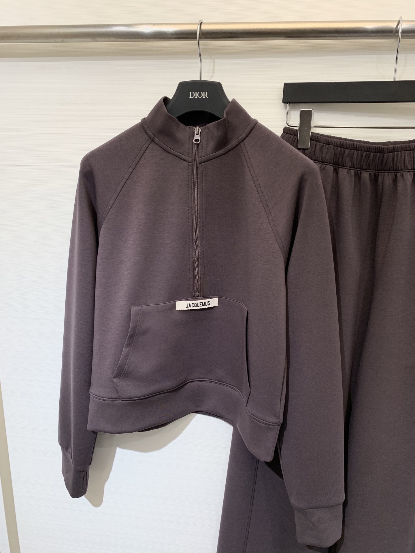 Jacquemus 25早秋新款 休闲卫衣长裤套装 立领半拉卫衣➕宽松休闲长裤 面料手感超级好 软软的质