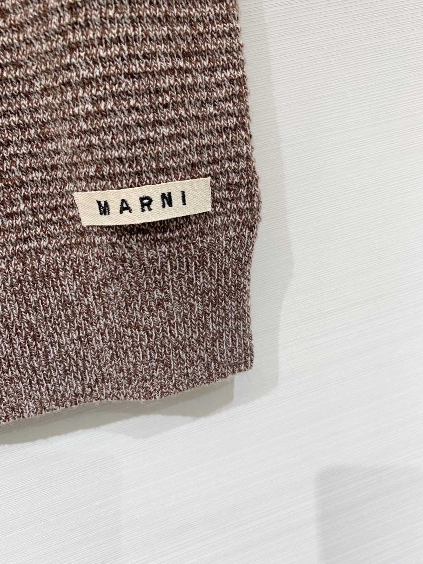 Marni 25早秋新款 假两件半拉毛织短袖 羊毛混纺面料 半拉。olo领设计 假两件短袖叠搭穿法 下摆