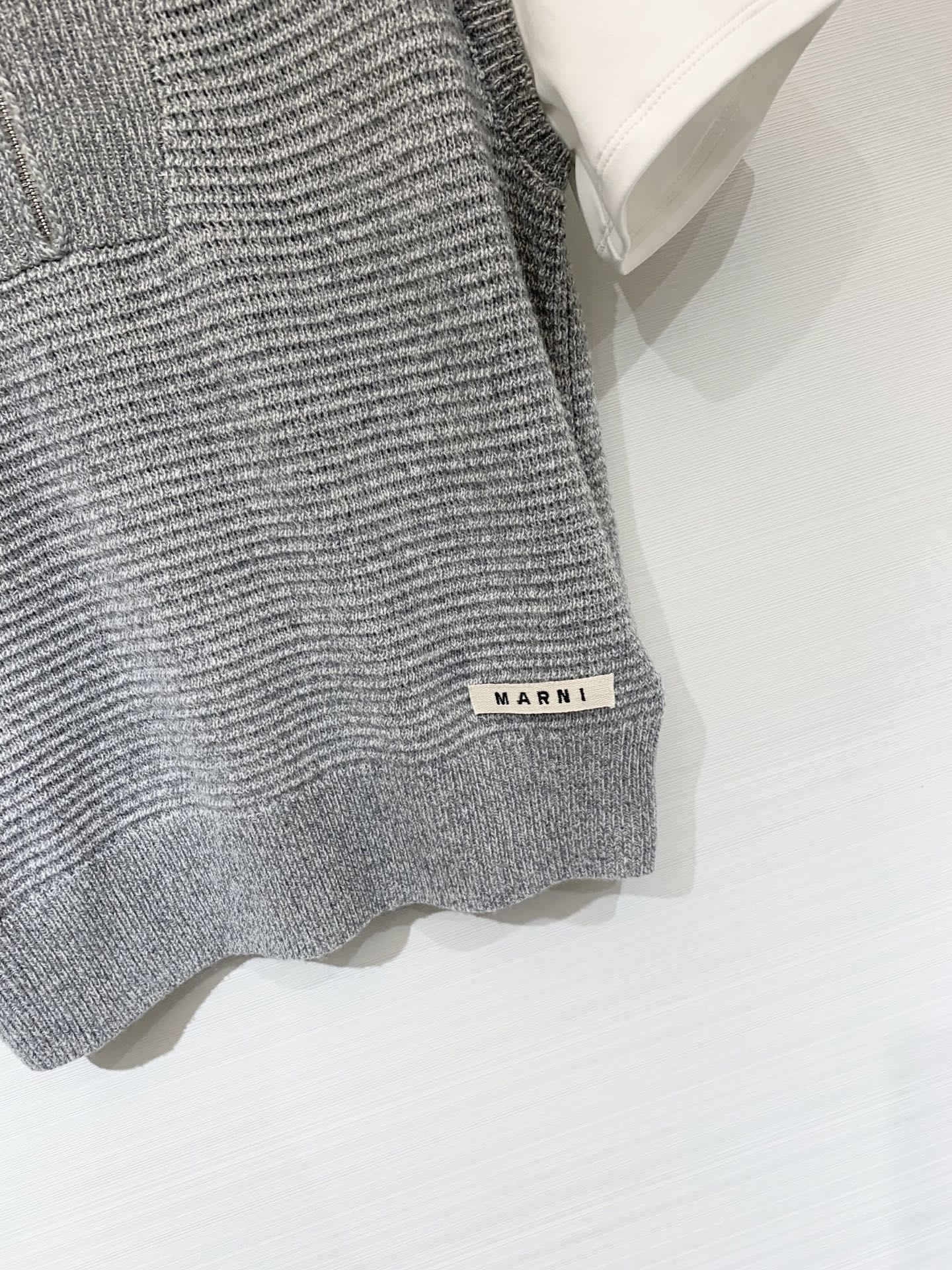 Marni 25早秋新款 假两件半拉毛织短袖 羊毛混纺面料 半拉。olo领设计 假两件短袖叠搭穿法 下摆