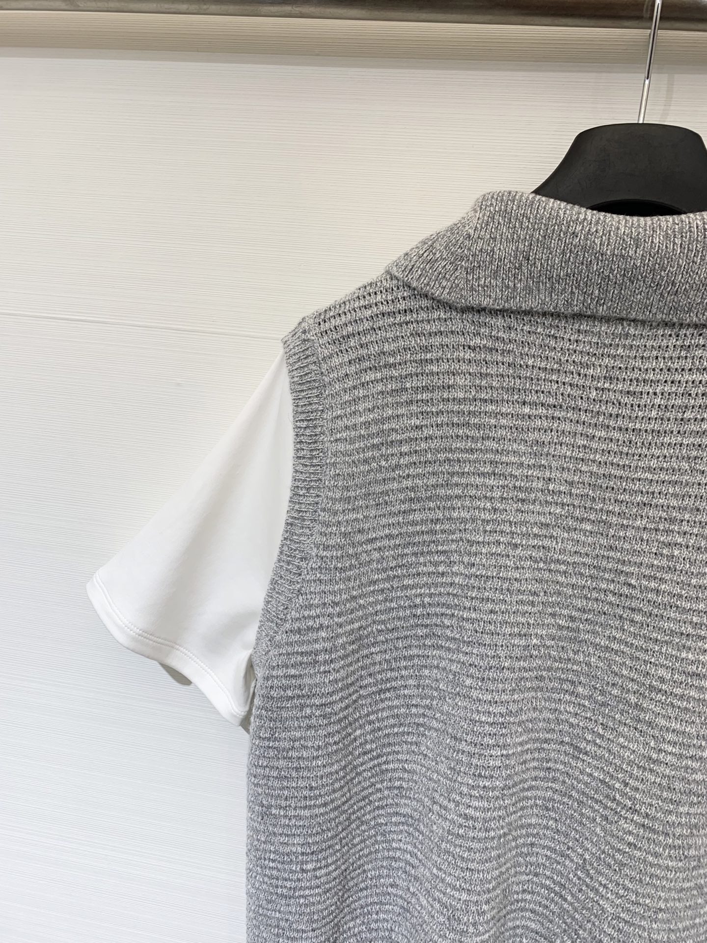 Marni 25早秋新款 假两件半拉毛织短袖 羊毛混纺面料 半拉。olo领设计 假两件短袖叠搭穿法 下摆