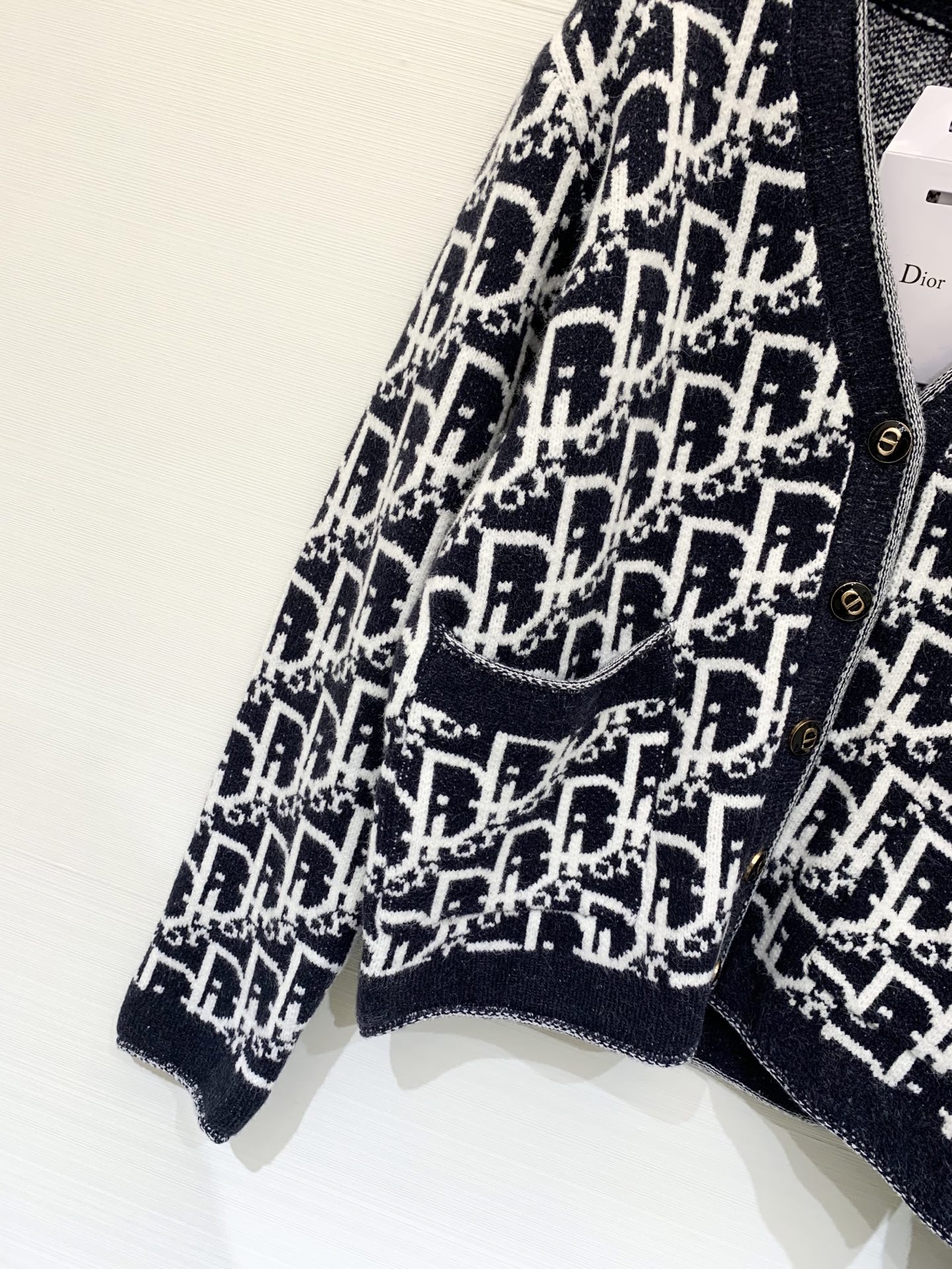 𝐃𝐢𝐨𝐫 𝟐𝟓早秋新款 V领老花满印款针织开衫 Logo图案修饰点缀 上身高级氛围感🈵️🈵️ 码数：𝟑𝟔