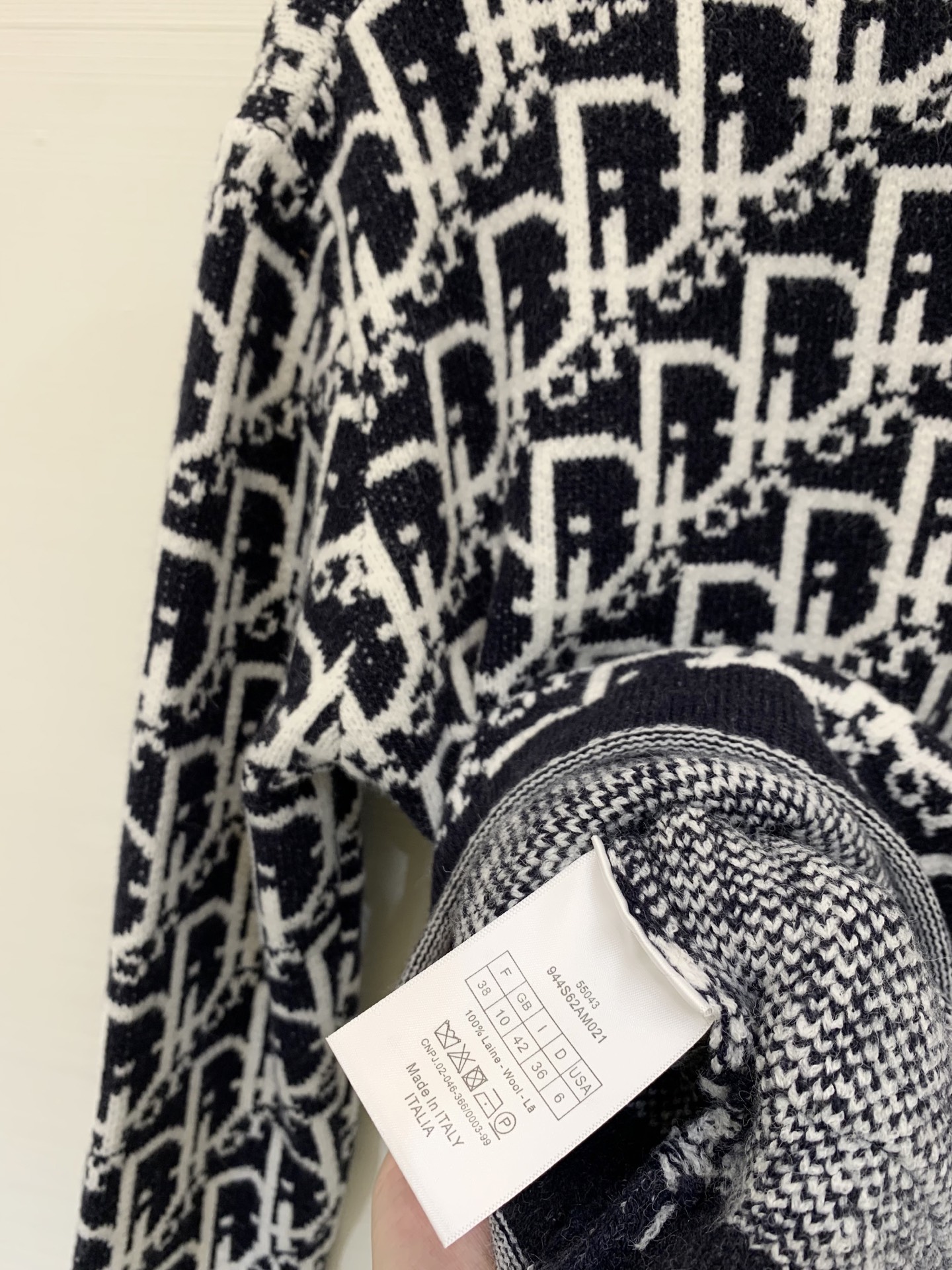 𝐃𝐢𝐨𝐫 𝟐𝟓早秋新款 V领老花满印款针织开衫 Logo图案修饰点缀 上身高级氛围感🈵️🈵️ 码数：𝟑𝟔