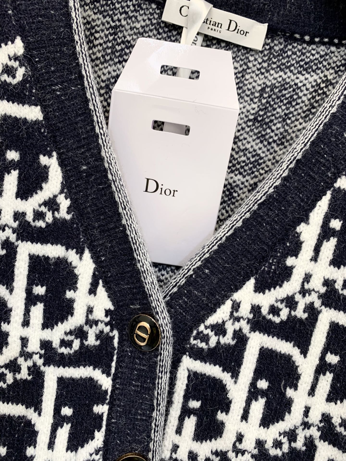 𝐃𝐢𝐨𝐫 𝟐𝟓早秋新款 V领老花满印款针织开衫 Logo图案修饰点缀 上身高级氛围感🈵️🈵️ 码数：𝟑𝟔