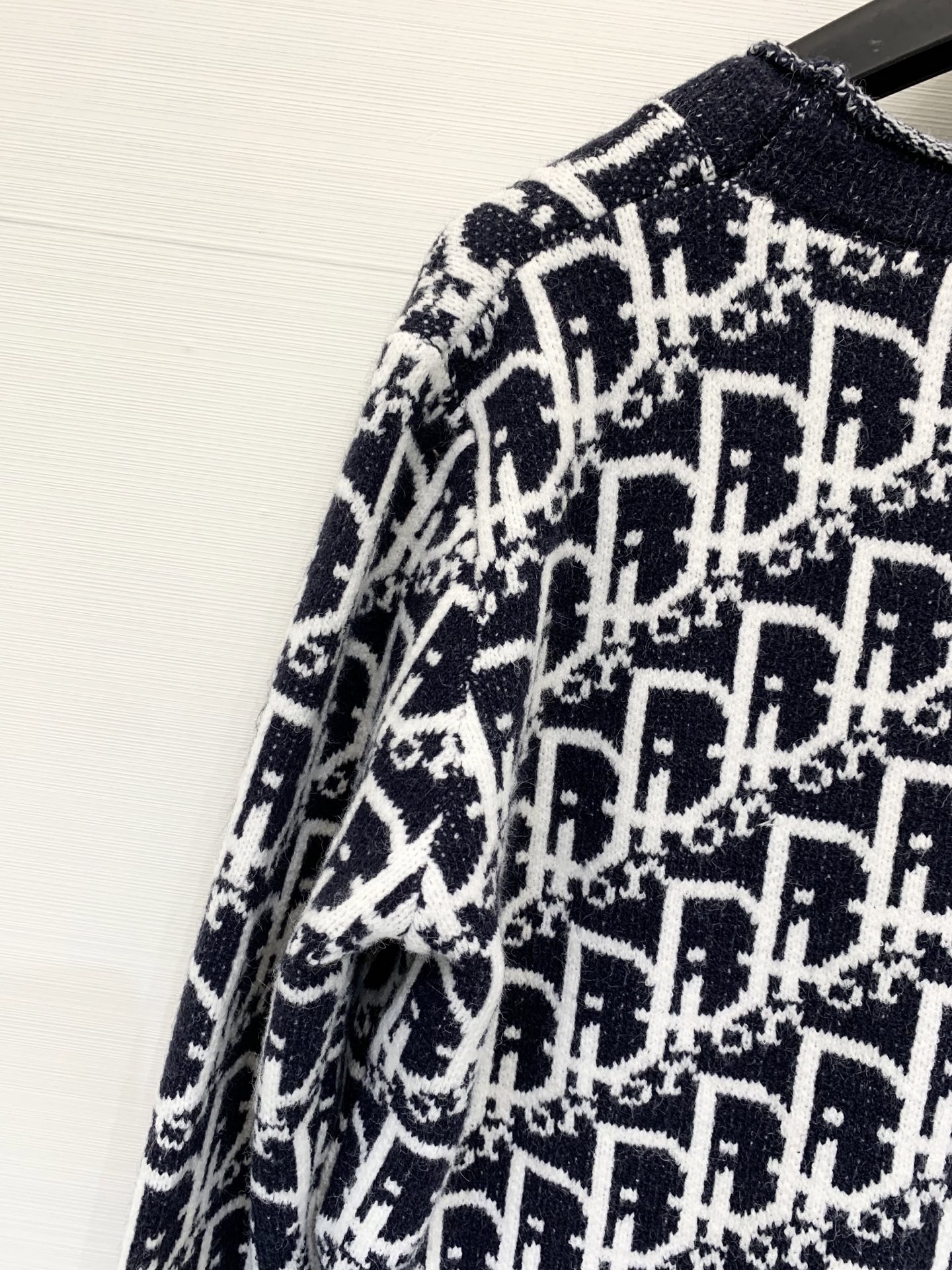 𝐃𝐢𝐨𝐫 𝟐𝟓早秋新款 V领老花满印款针织开衫 Logo图案修饰点缀 上身高级氛围感🈵️🈵️ 码数：𝟑𝟔