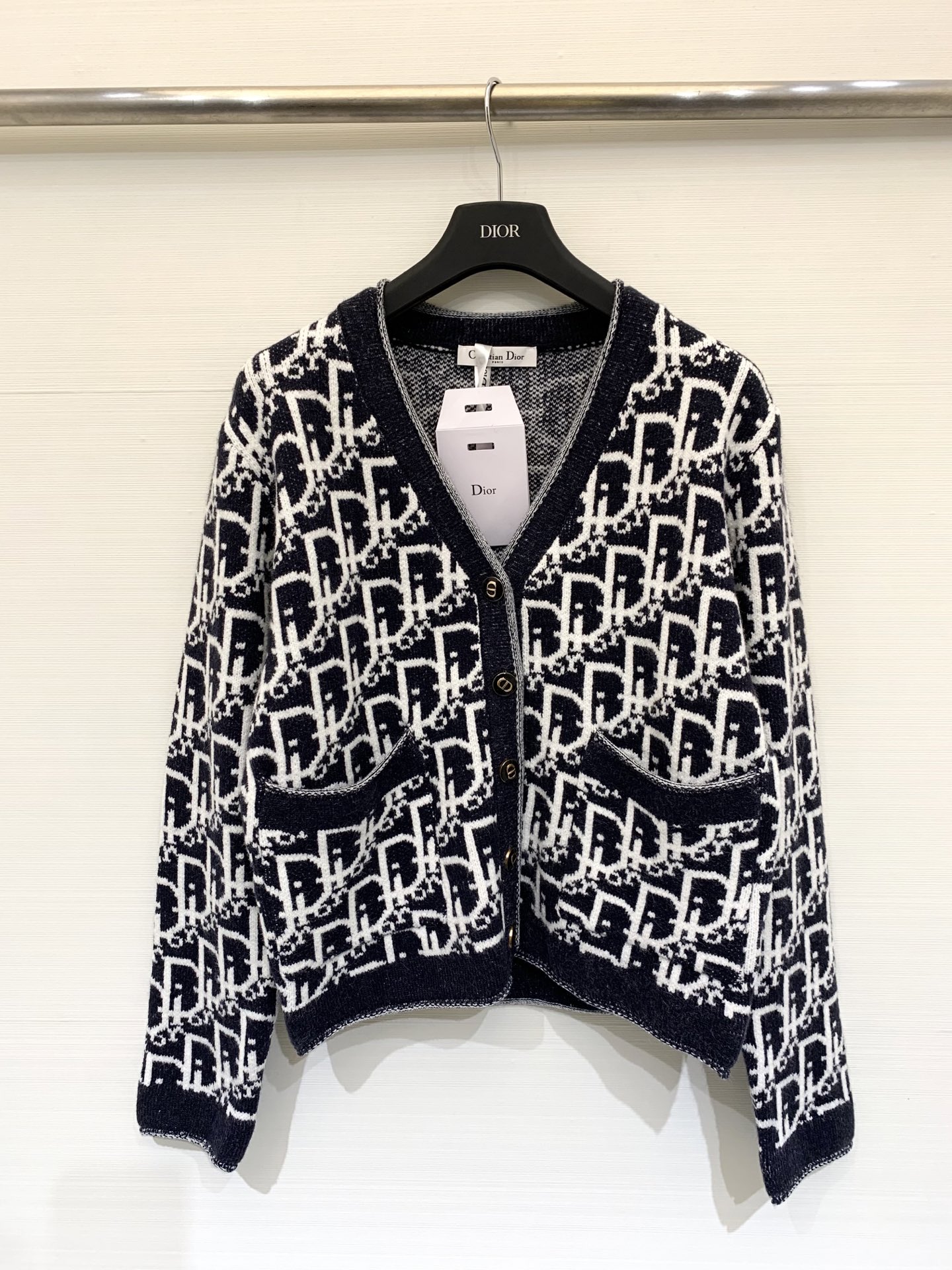 NO:496550,New early autumn style, V-neck presbyterian print knitted cardigan, Logo pattern embellishment, high-end atmosphere on the upper body, size //,,alexander wang19860909早秋新款 V领老花满印款针织开衫 Logo图案修饰点缀 上身高级氛围感 码数//,,alexander wang,Women's clothing