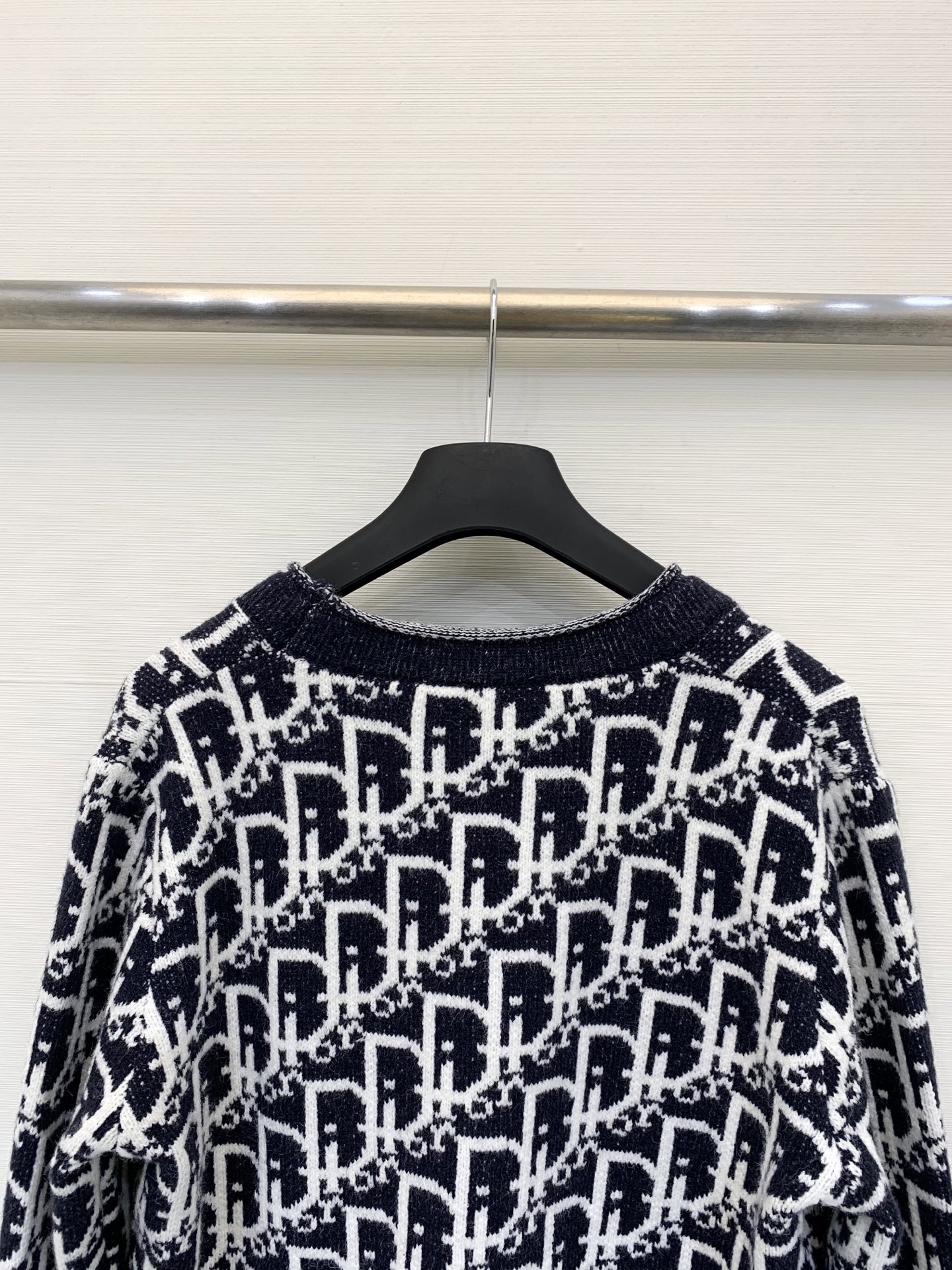 𝐃𝐢𝐨𝐫 𝟐𝟓早秋新款 V领老花满印款针织开衫 Logo图案修饰点缀 上身高级氛围感🈵️🈵️ 码数：𝟑𝟔