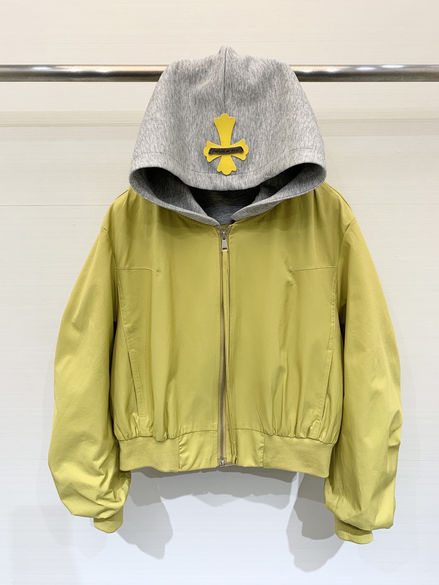 NO:496556,CH Croxin 25 early autumn new yellow fake two-piece color-blocked hooded flight jacket with fake two-piece inner design hat leather cross design casual high-end sml, chrome hearts, jackets & coats, hats, alexander wang19860909CH克罗心 25早秋新款 黄色假两件拼色连帽飞行夹克 内里假两件设计 帽子拼皮十字架设计 休闲高级 码数sml,,chrome hearts,jackets & coats,hats,alexander wang,Women's clothing