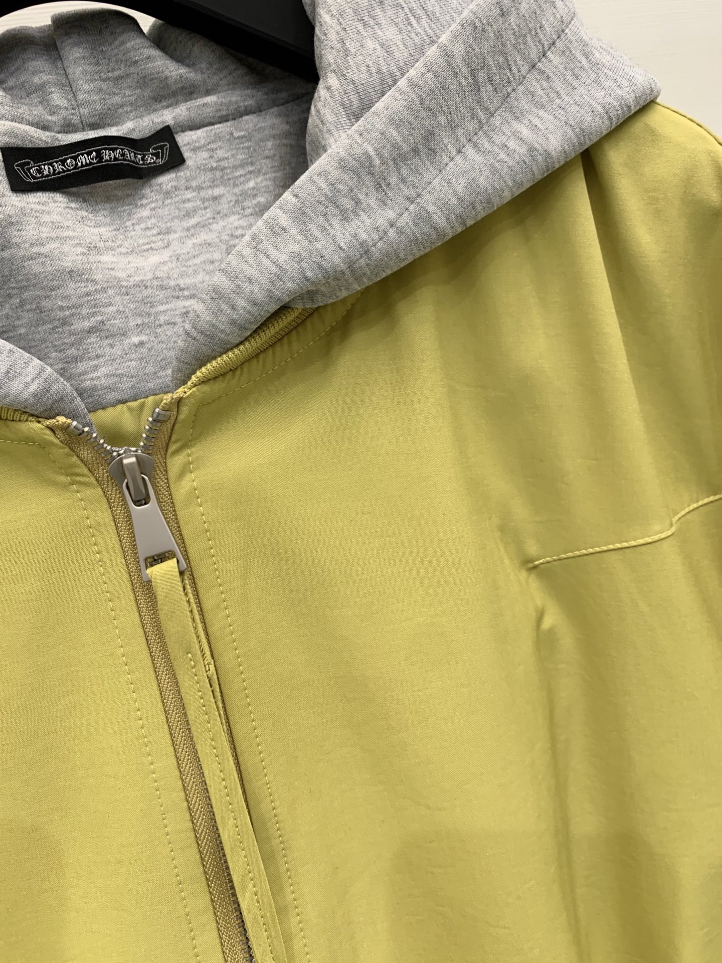 CH克罗心 25早秋新款 黄色假两件拼色连帽飞行夹克 内里假两件设计 帽子拼皮十字架✝️设计 休闲高级 