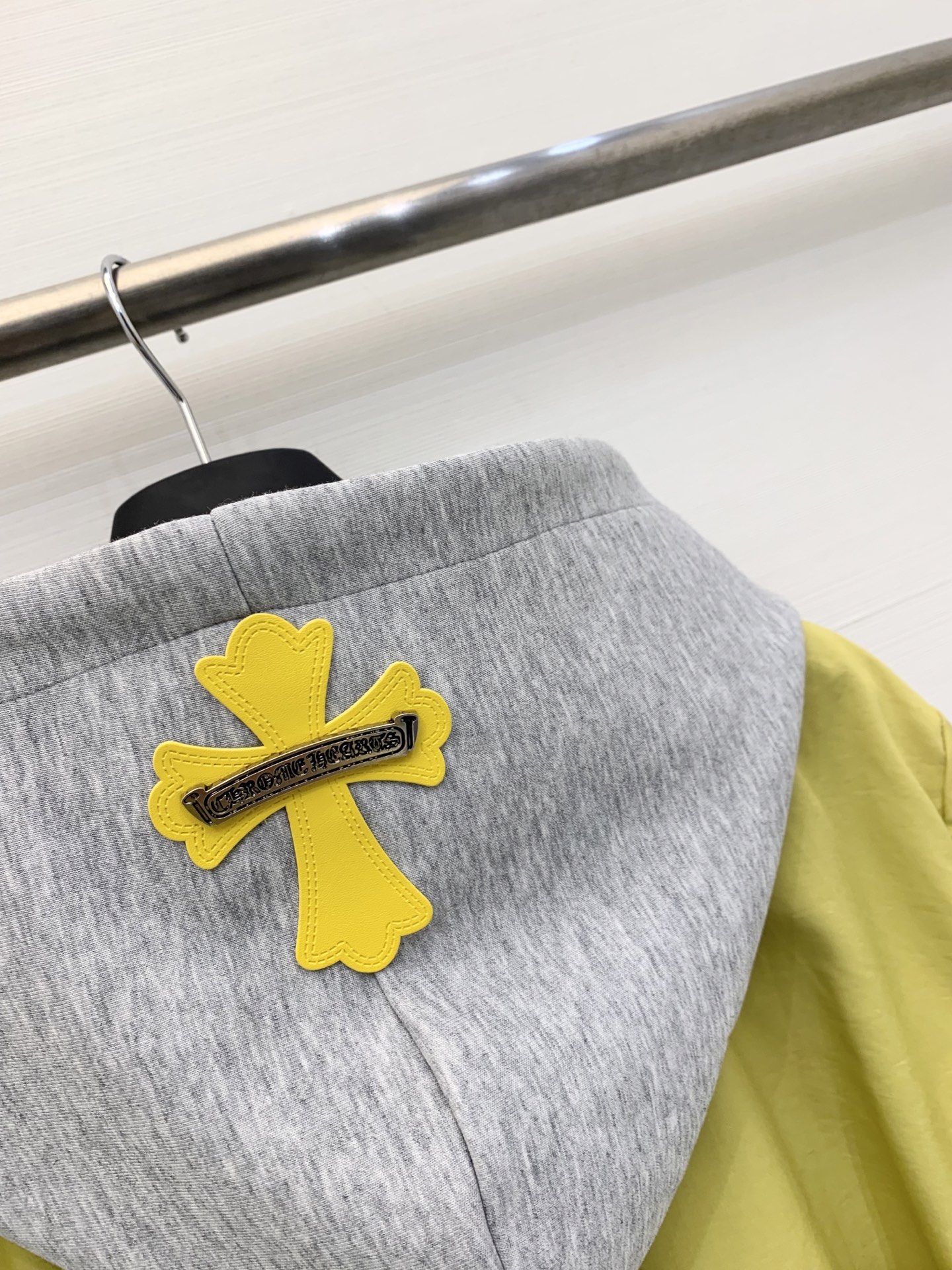 CH克罗心 25早秋新款 黄色假两件拼色连帽飞行夹克 内里假两件设计 帽子拼皮十字架✝️设计 休闲高级 