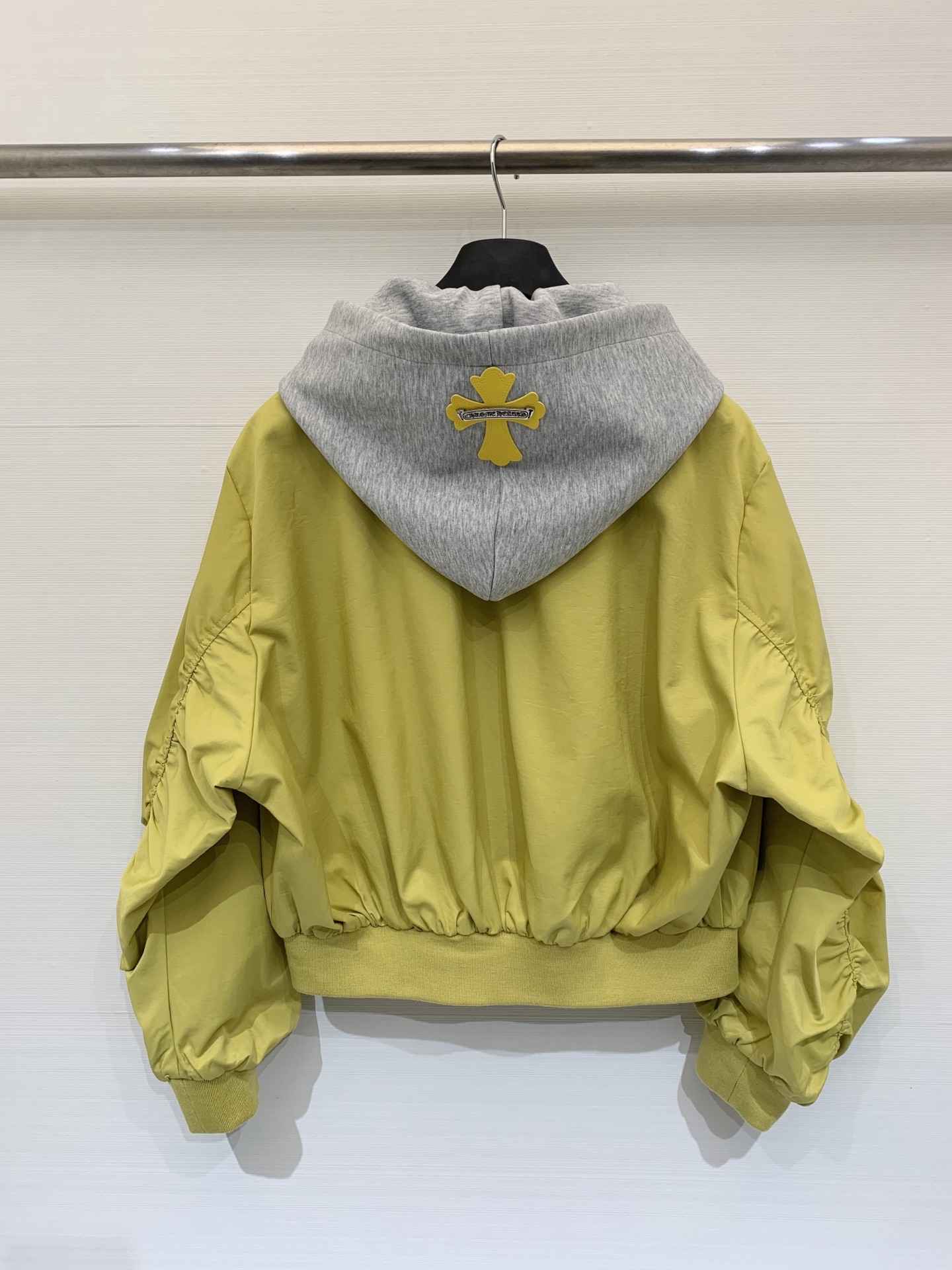 CH克罗心 25早秋新款 黄色假两件拼色连帽飞行夹克 内里假两件设计 帽子拼皮十字架✝️设计 休闲高级 