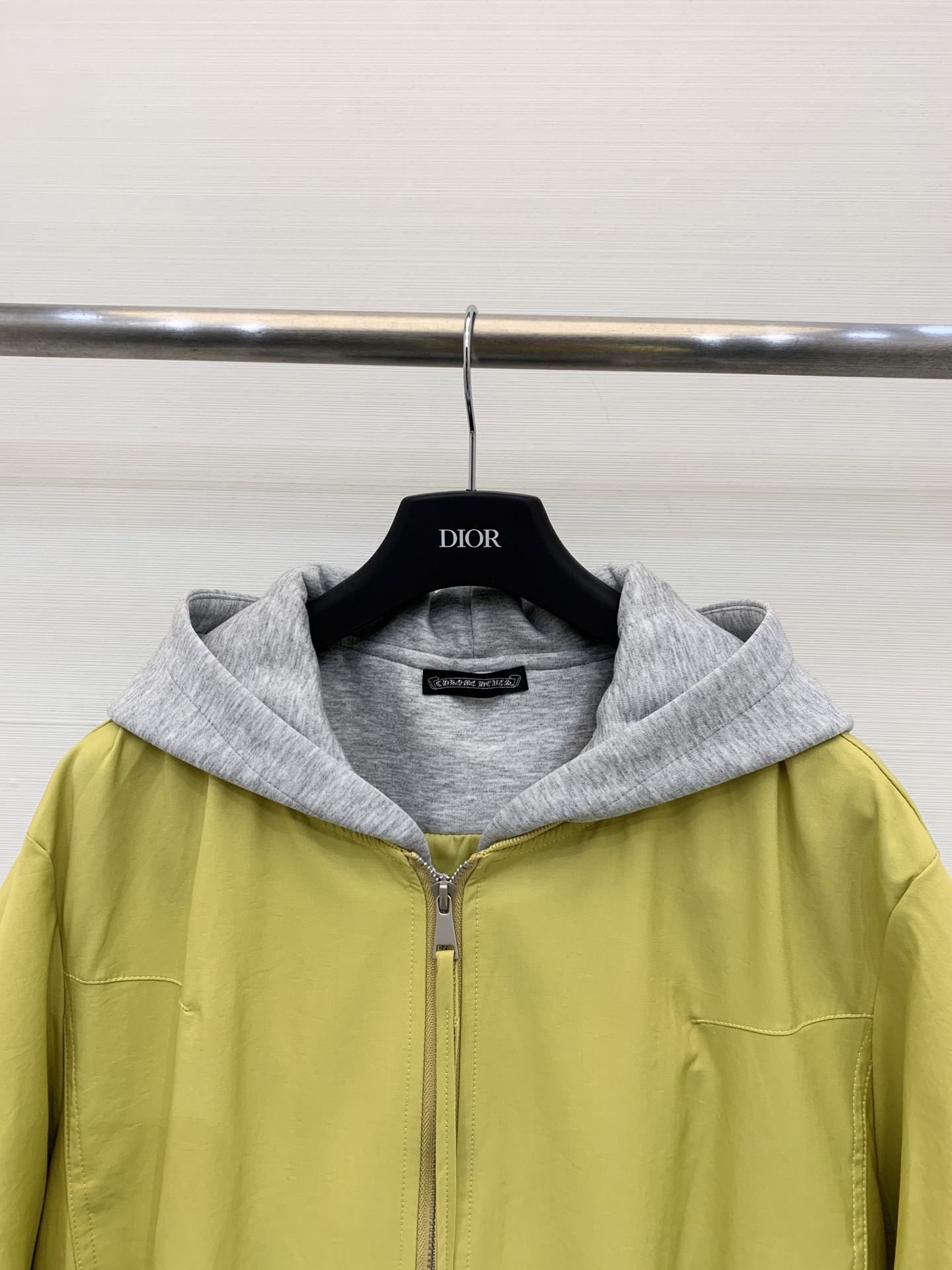 CH克罗心 25早秋新款 黄色假两件拼色连帽飞行夹克 内里假两件设计 帽子拼皮十字架✝️设计 休闲高级 