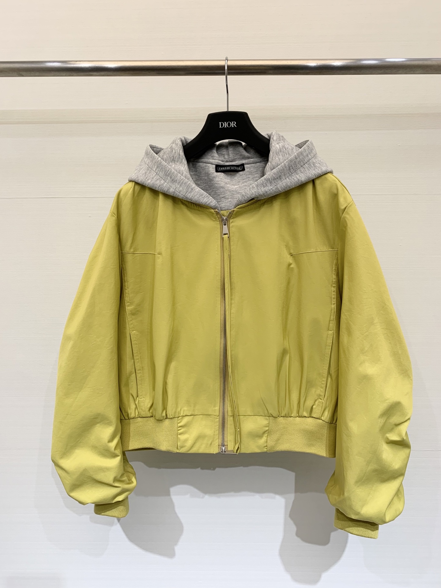 CH克罗心 25早秋新款 黄色假两件拼色连帽飞行夹克 内里假两件设计 帽子拼皮十字架✝️设计 休闲高级 