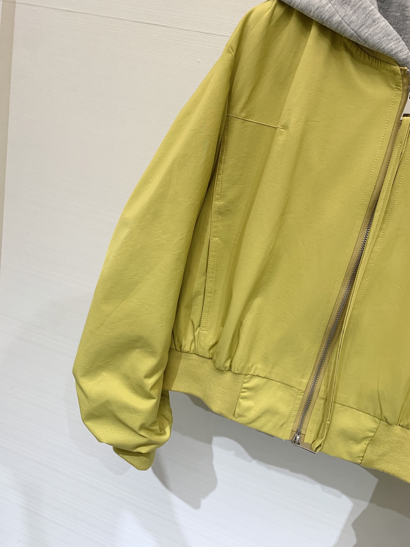 CH克罗心 25早秋新款 黄色假两件拼色连帽飞行夹克 内里假两件设计 帽子拼皮十字架✝️设计 休闲高级 