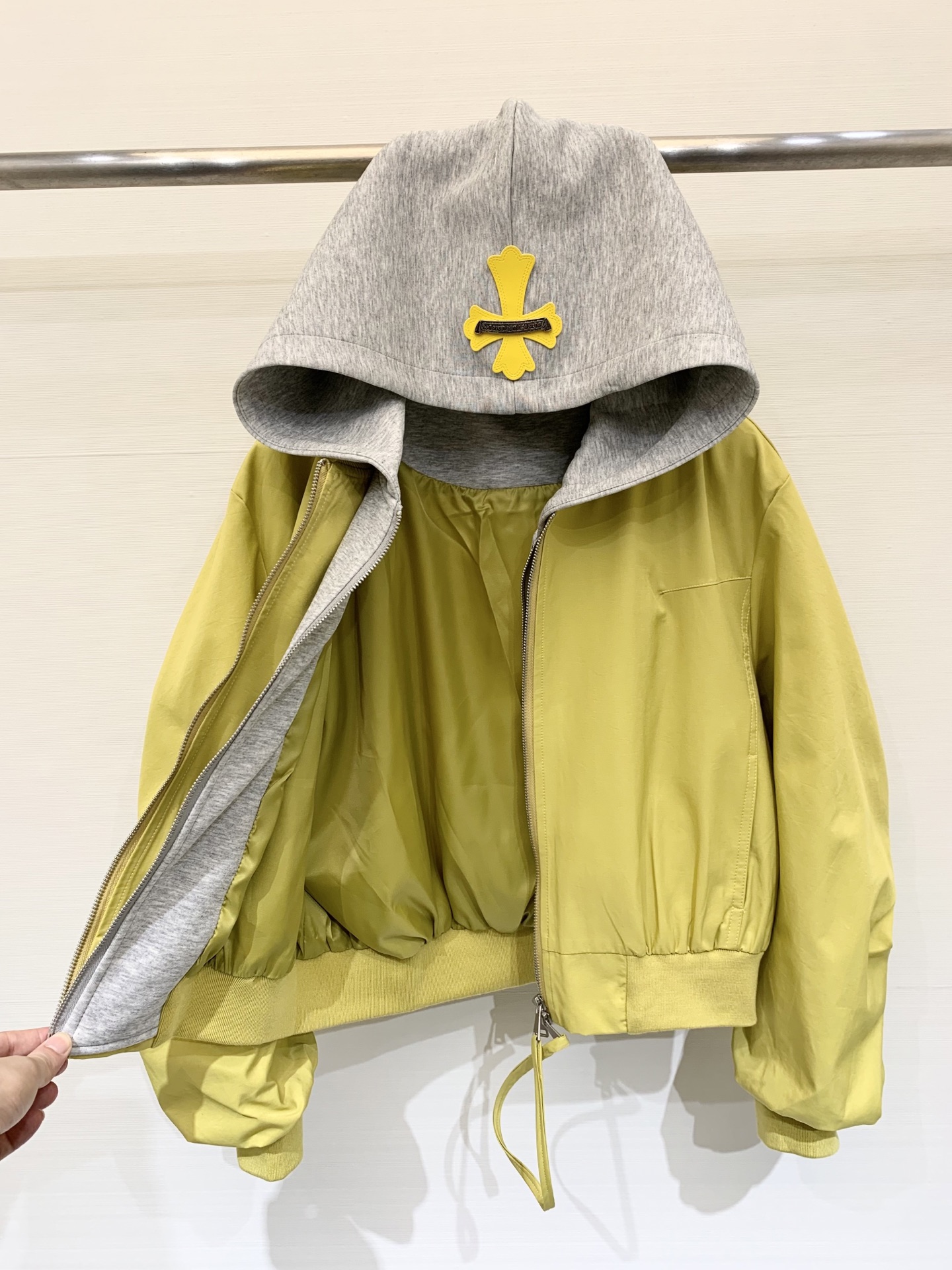 CH克罗心 25早秋新款 黄色假两件拼色连帽飞行夹克 内里假两件设计 帽子拼皮十字架✝️设计 休闲高级 