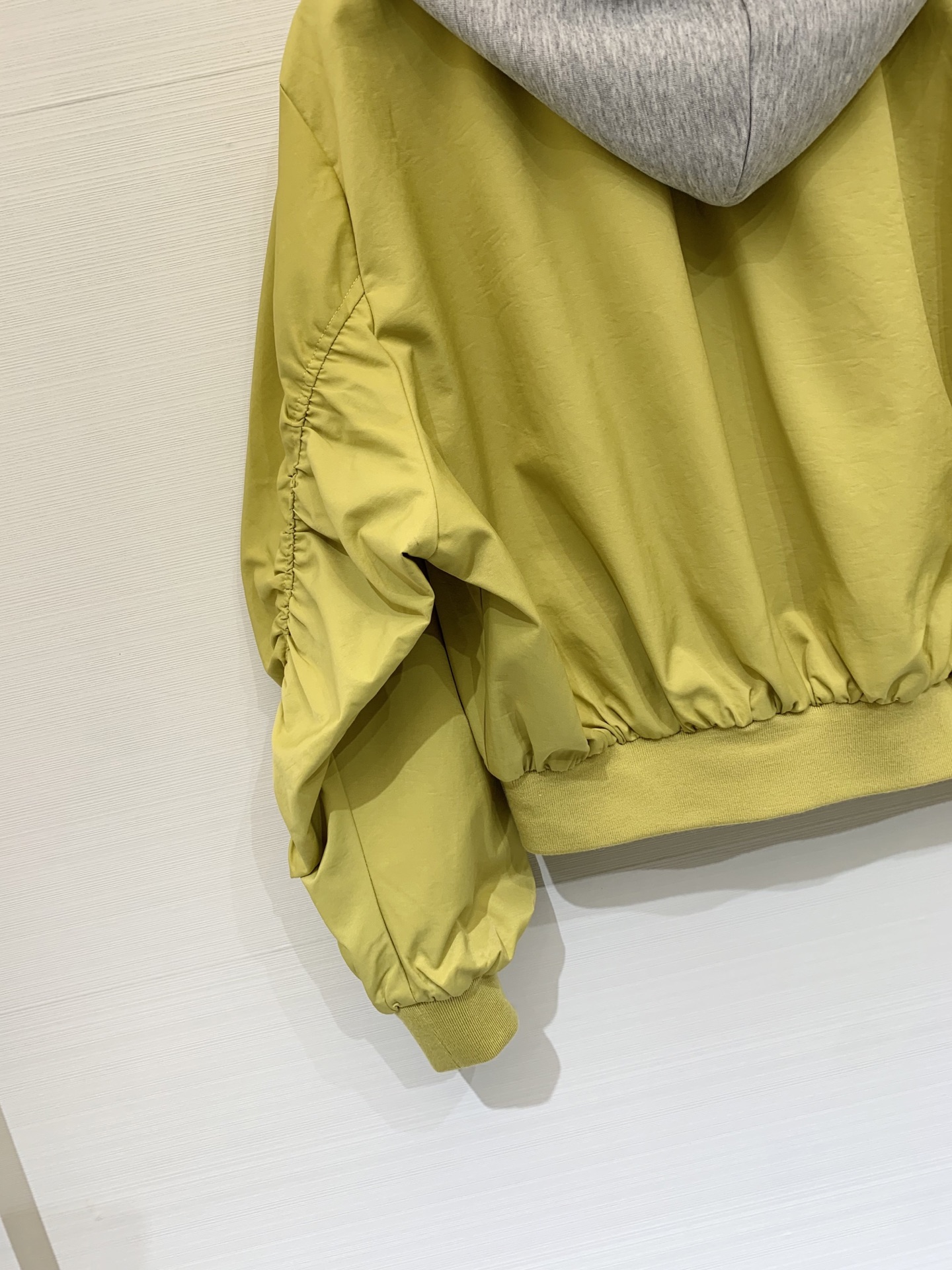 CH克罗心 25早秋新款 黄色假两件拼色连帽飞行夹克 内里假两件设计 帽子拼皮十字架✝️设计 休闲高级 