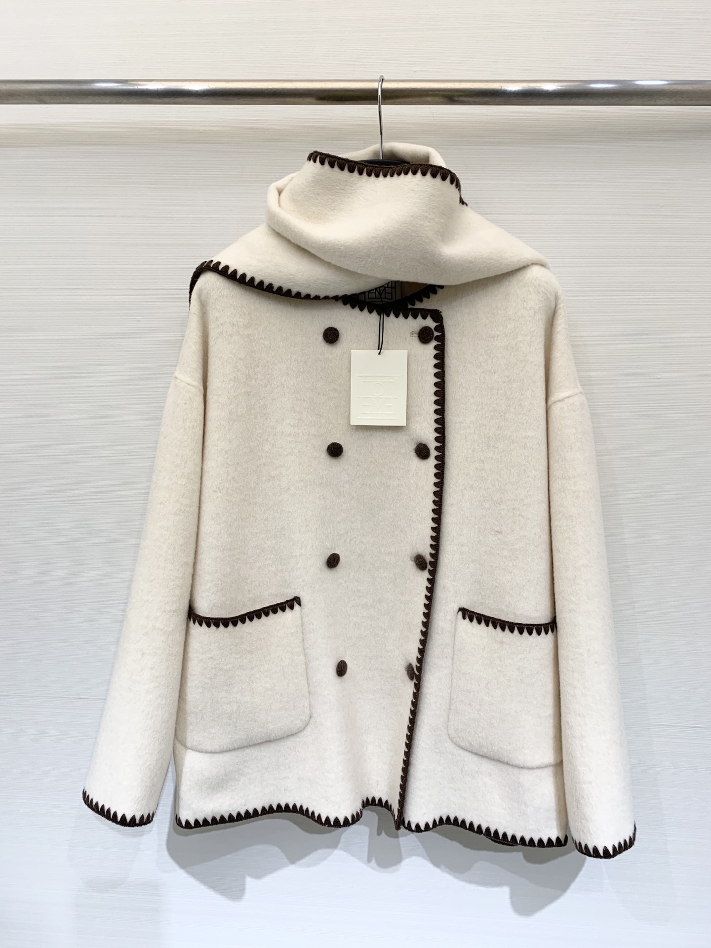 Toteme 25秋冬新款 围巾🧣大衣 超级断货王 贝壳🐚毛织边处理打破了常规大衣的乏味无趣 简约高级的