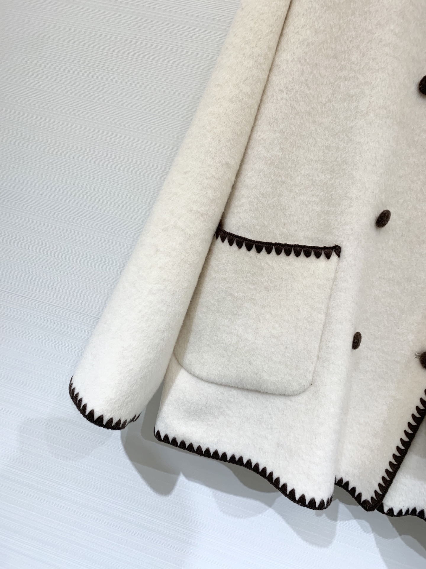 Toteme 25秋冬新款 围巾🧣大衣 超级断货王 贝壳🐚毛织边处理打破了常规大衣的乏味无趣 简约高级的