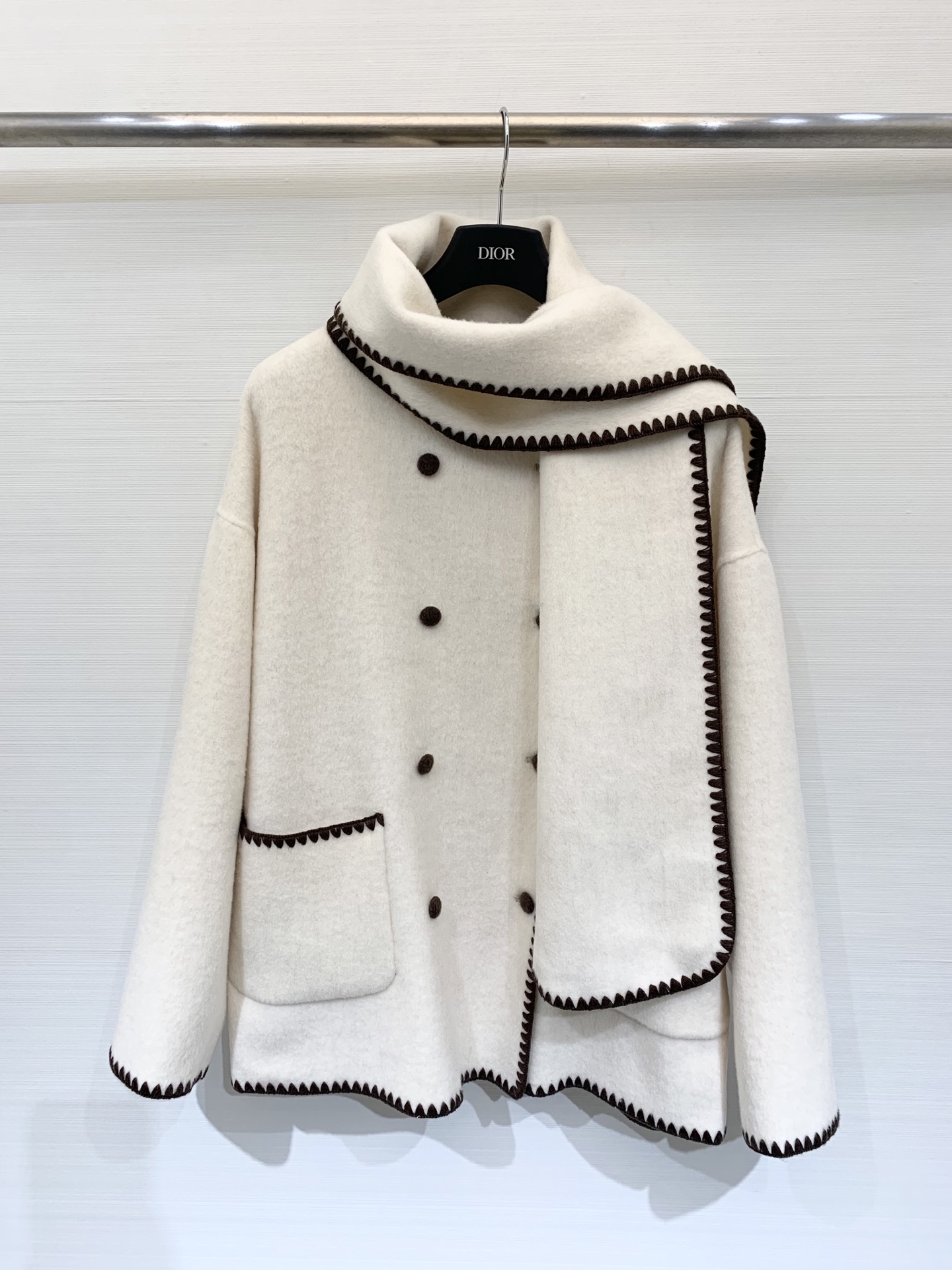 Toteme 25秋冬新款 围巾🧣大衣 超级断货王 贝壳🐚毛织边处理打破了常规大衣的乏味无趣 简约高级的