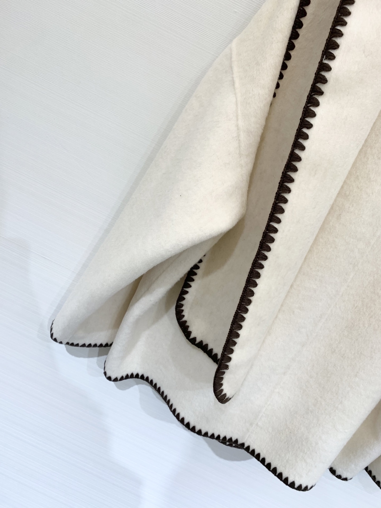 Toteme 25秋冬新款 围巾🧣大衣 超级断货王 贝壳🐚毛织边处理打破了常规大衣的乏味无趣 简约高级的