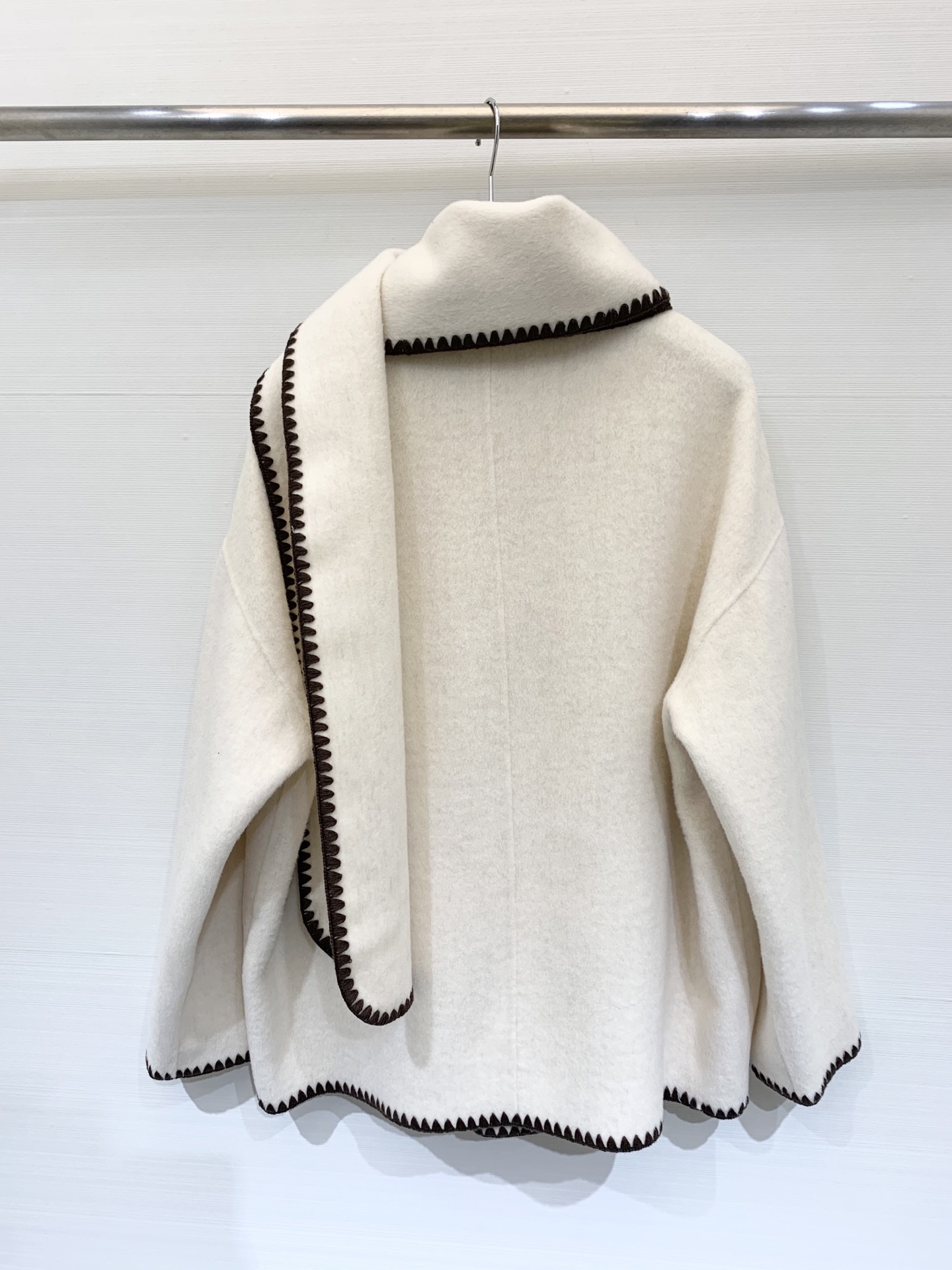 Toteme 25秋冬新款 围巾🧣大衣 超级断货王 贝壳🐚毛织边处理打破了常规大衣的乏味无趣 简约高级的