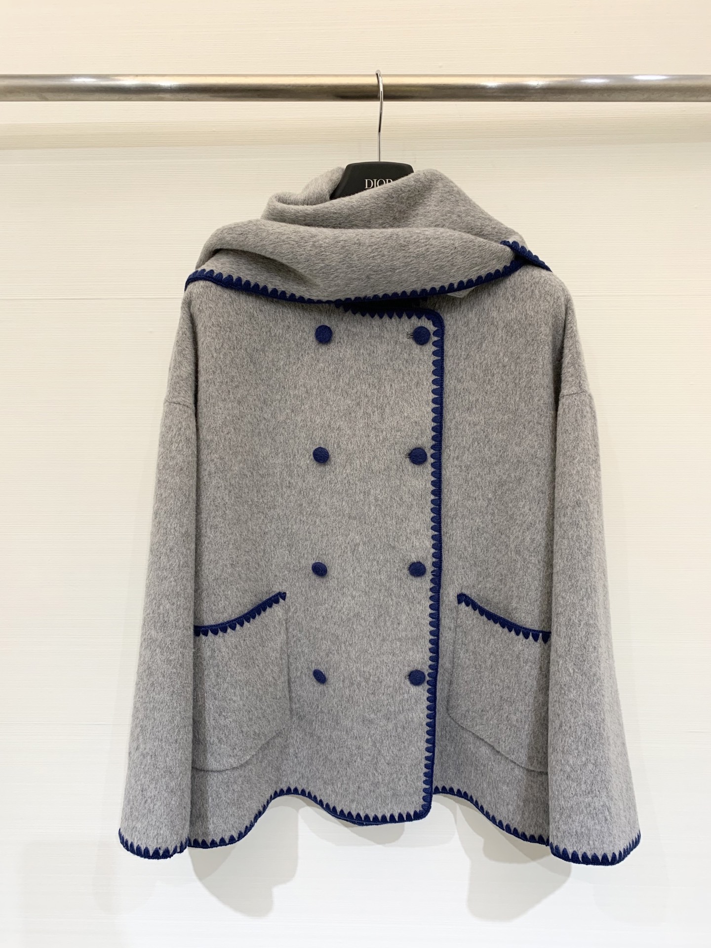 Toteme 25秋冬新款 围巾🧣大衣 超级断货王 贝壳🐚毛织边处理打破了常规大衣的乏味无趣 简约高级的