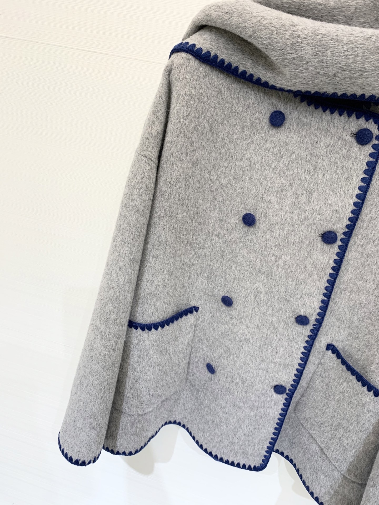 Toteme 25秋冬新款 围巾🧣大衣 超级断货王 贝壳🐚毛织边处理打破了常规大衣的乏味无趣 简约高级的