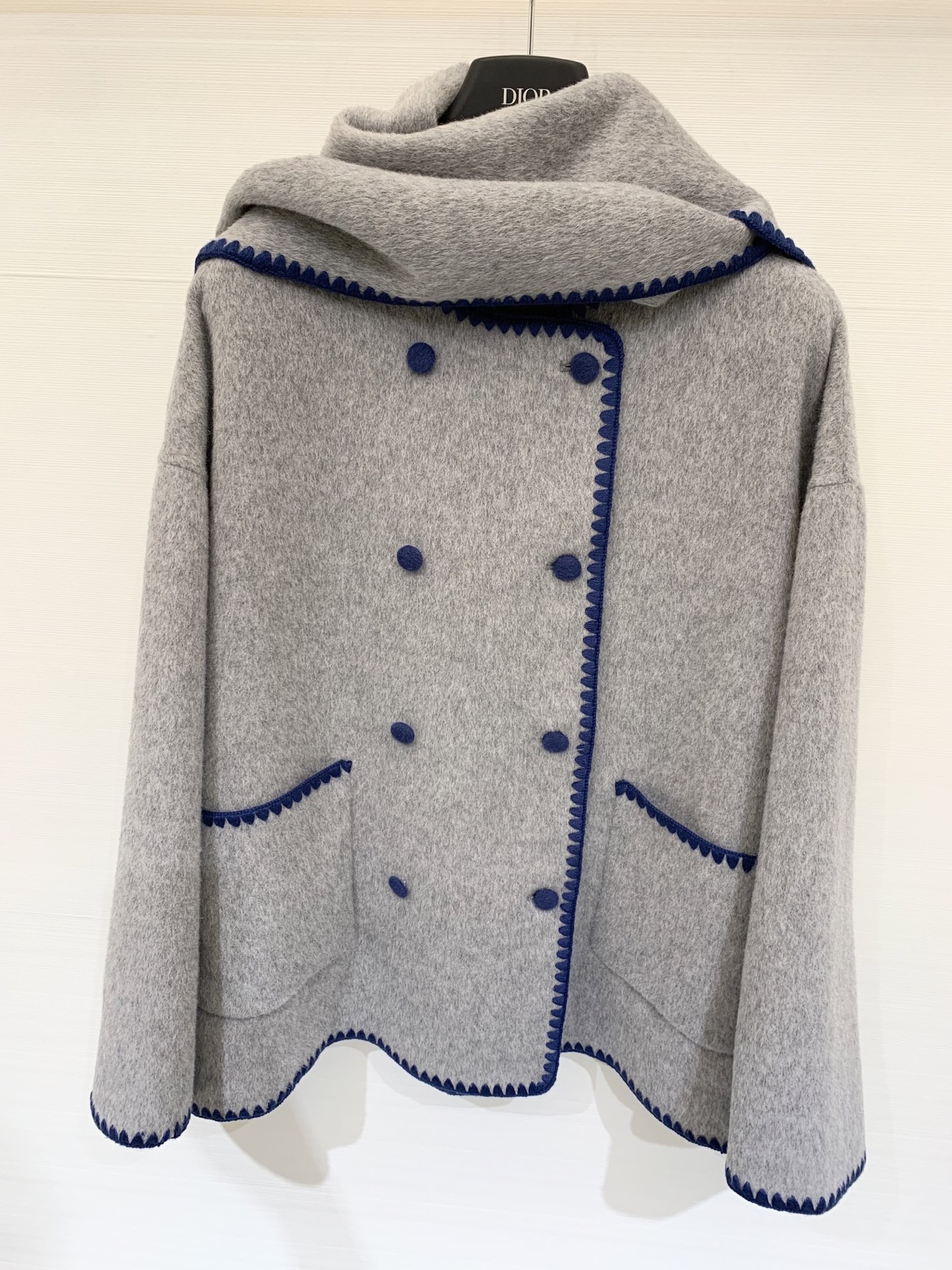 Toteme 25秋冬新款 围巾🧣大衣 超级断货王 贝壳🐚毛织边处理打破了常规大衣的乏味无趣 简约高级的