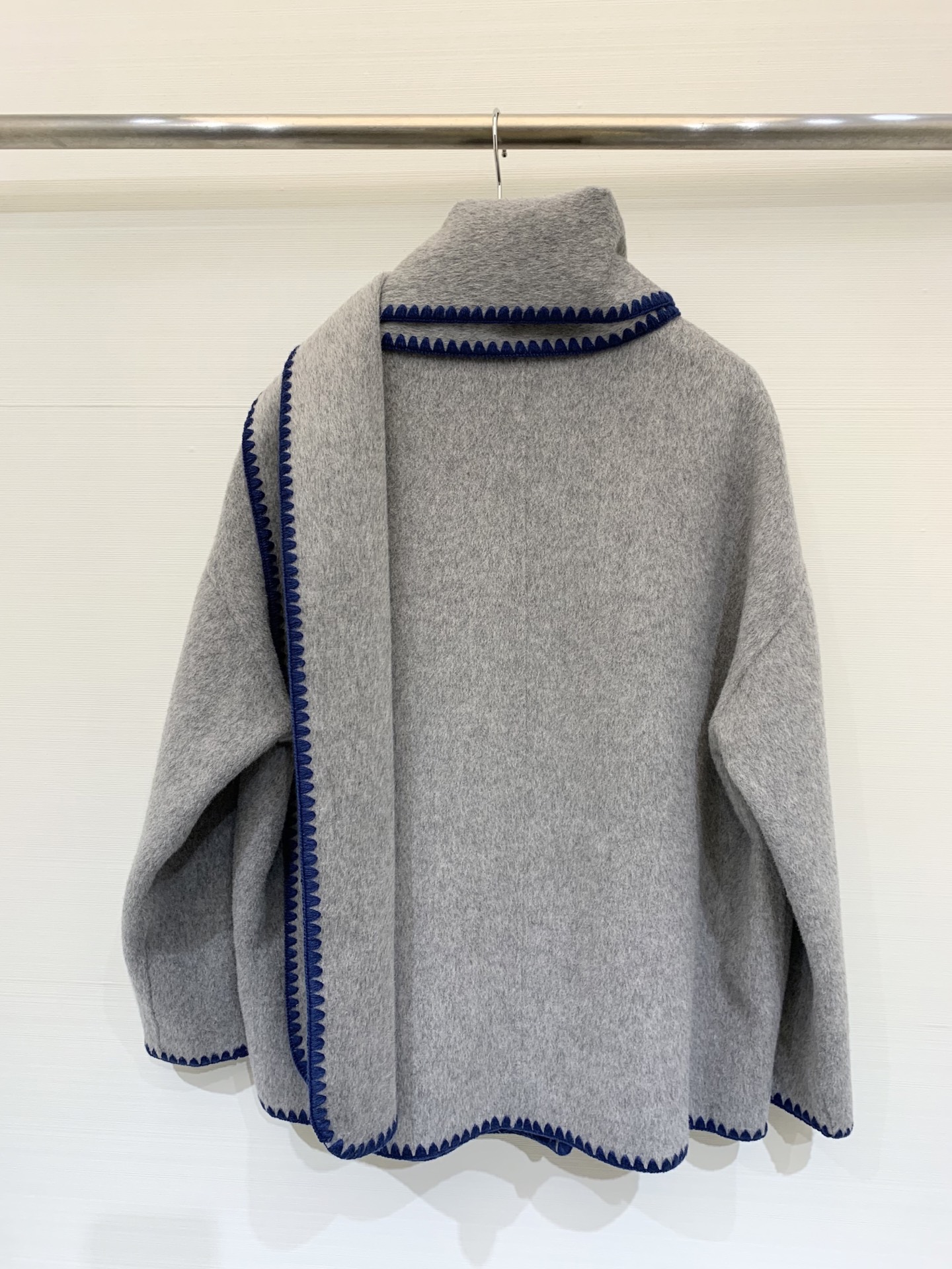 Toteme 25秋冬新款 围巾🧣大衣 超级断货王 贝壳🐚毛织边处理打破了常规大衣的乏味无趣 简约高级的