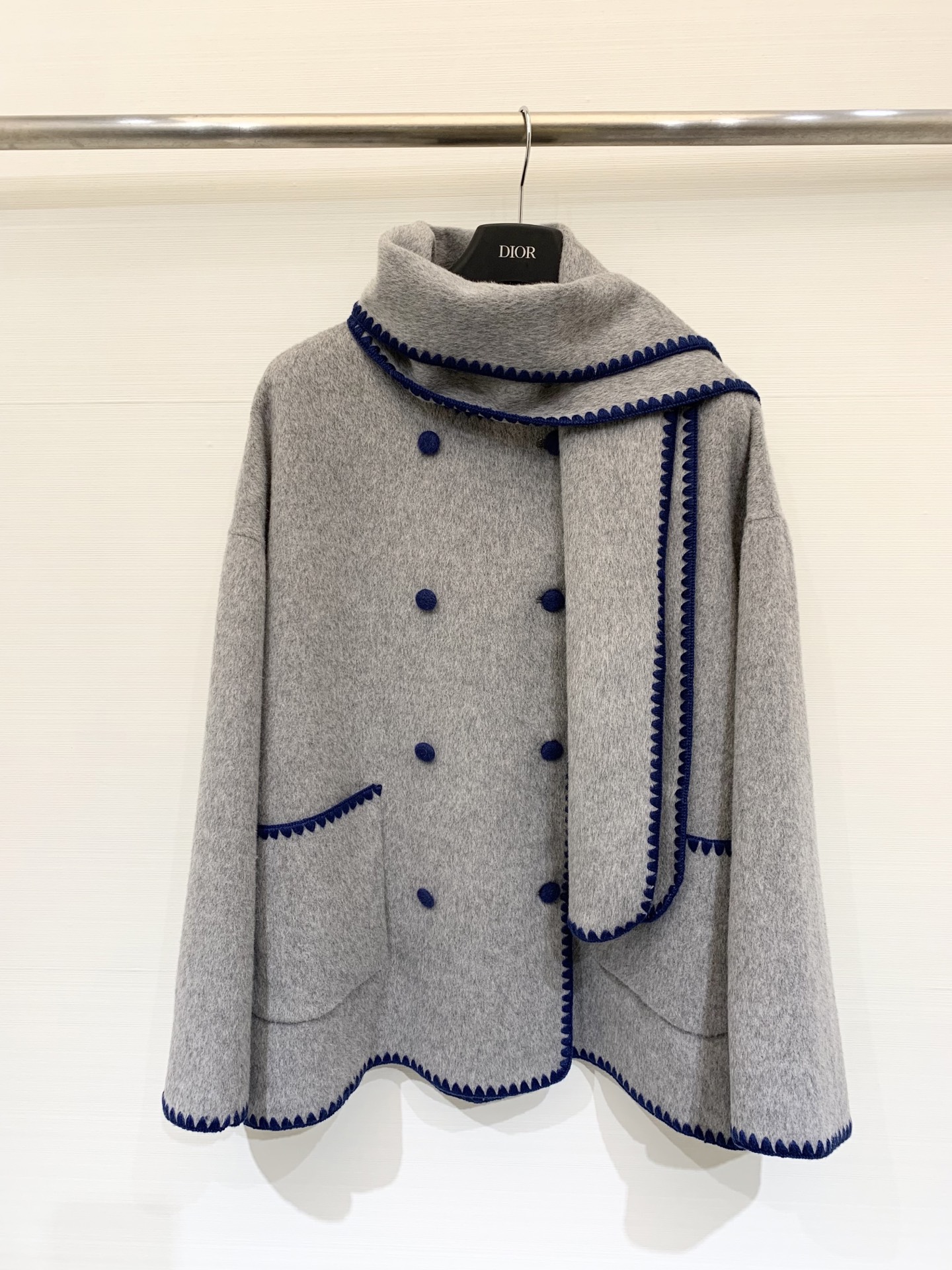 NO:496562,With dust bag Toteme 25 autumn and winter new style scarf coat Super out of stock king Shell wool edge treatment breaks the boredom of conventional coats Simple and high-end ceiling 200 wool content is warm and textured Super versatile and not picky. Countless ins bloggers same style Apricot color Gray Number of sml, Alexander wang19860909配防尘袋Toteme 25秋冬新款 围巾大衣 超级断货王 贝壳毛织边处理打破了常规大衣的乏味无趣 简约高级的天花板 200羊毛含毛量保暖又有质感 超级百搭不挑人 无数ins博主同款 杏色 灰色 码数sml,,alexander wang,Women's clothing