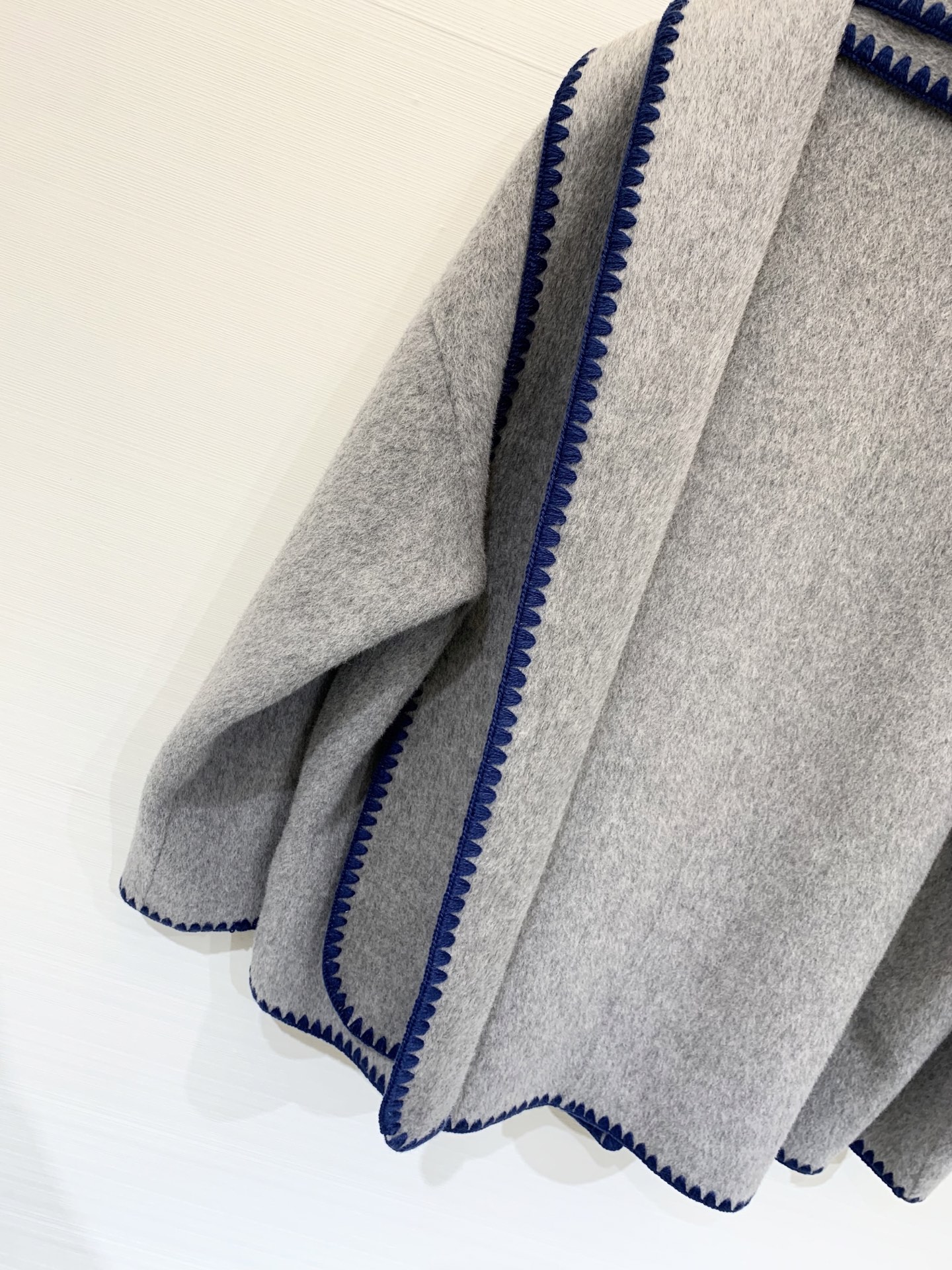 Toteme 25秋冬新款 围巾🧣大衣 超级断货王 贝壳🐚毛织边处理打破了常规大衣的乏味无趣 简约高级的