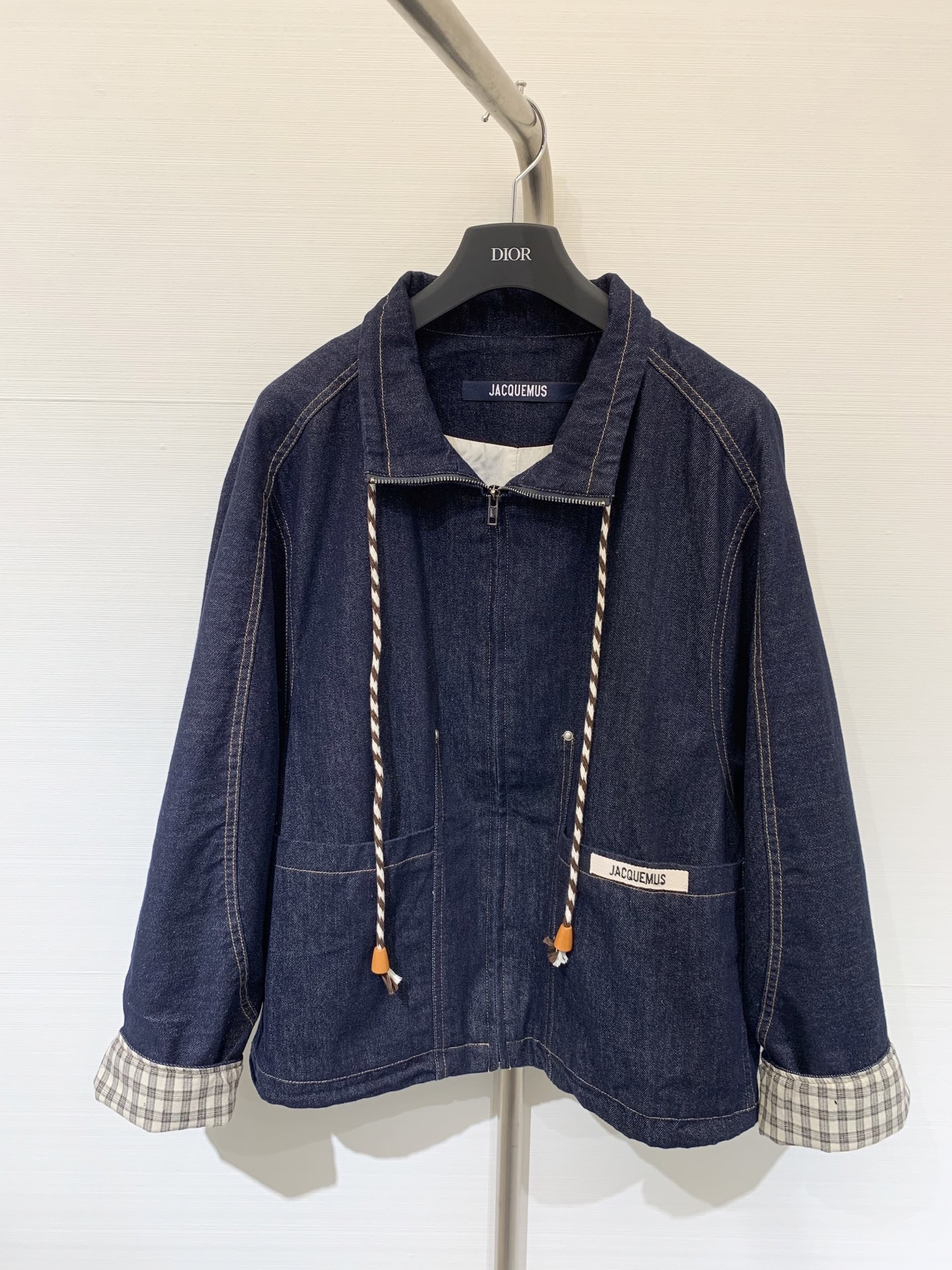 NO:498383,Jacquemus 25 early autumn new style loose denim jacket with contrasting color white cloth design without fading high-end feel. Sleeve plaid contrasting color design hem elastic waist design Popular sml,,jackets & coats,alexander wang19860909Jacquemus 25早秋新款 宽松牛仔外套 里衬撞色白布设计 不掉色高级感满满 袖子格纹撞色设计 下摆松紧腰设计 爆款sml,,jackets & coats,alexander wang,Women's clothing
