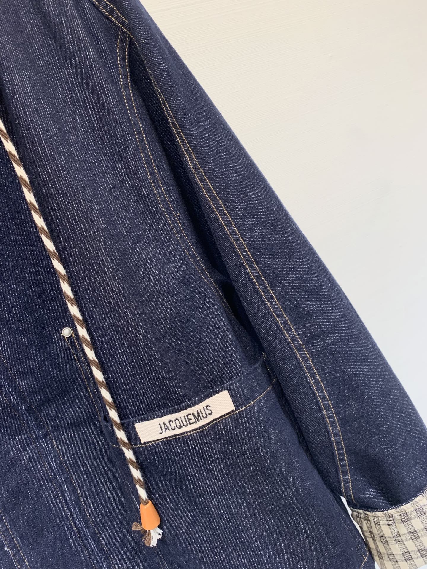 Jacquemus 25早秋新款 宽松牛仔外套 里衬撞色白布设计 不掉色高级感满满 袖子格纹撞色设计 下