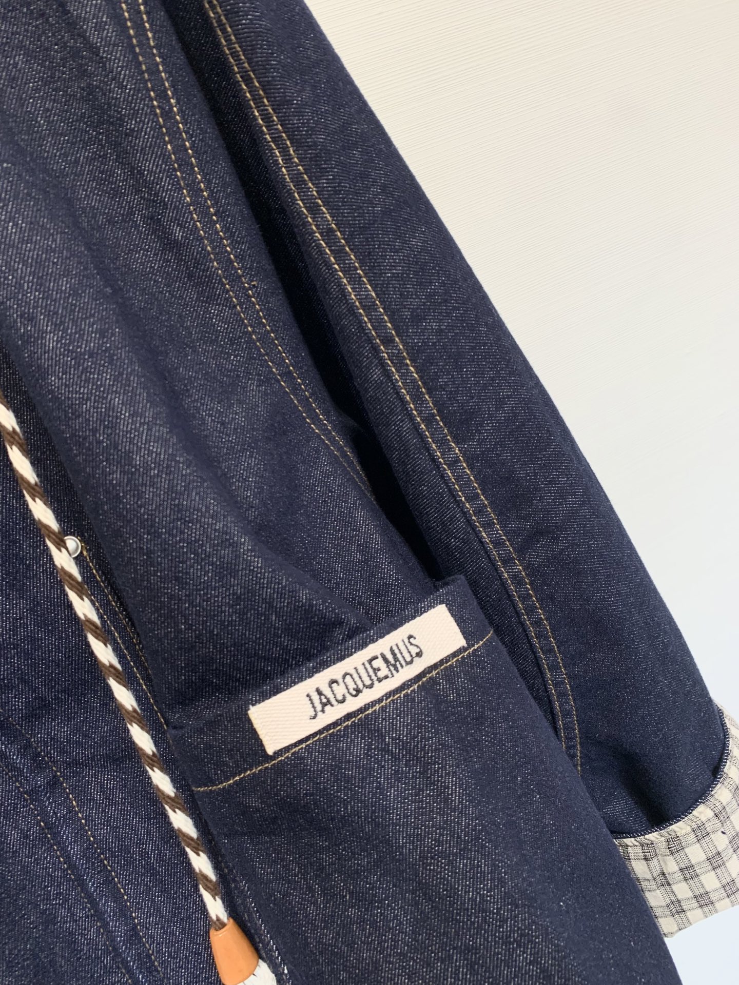 Jacquemus 25早秋新款 宽松牛仔外套 里衬撞色白布设计 不掉色高级感满满 袖子格纹撞色设计 下