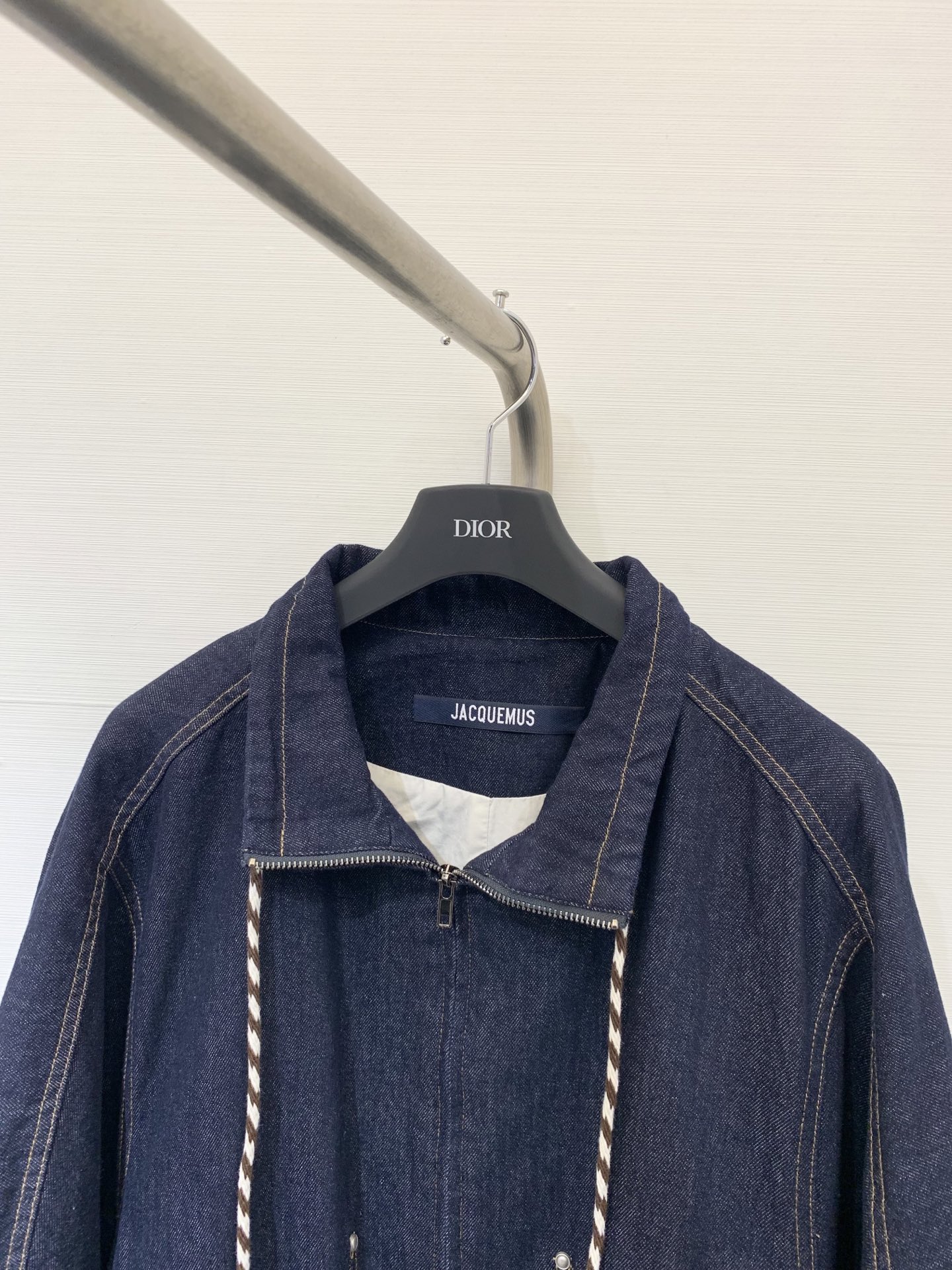 Jacquemus 25早秋新款 宽松牛仔外套 里衬撞色白布设计 不掉色高级感满满 袖子格纹撞色设计 下