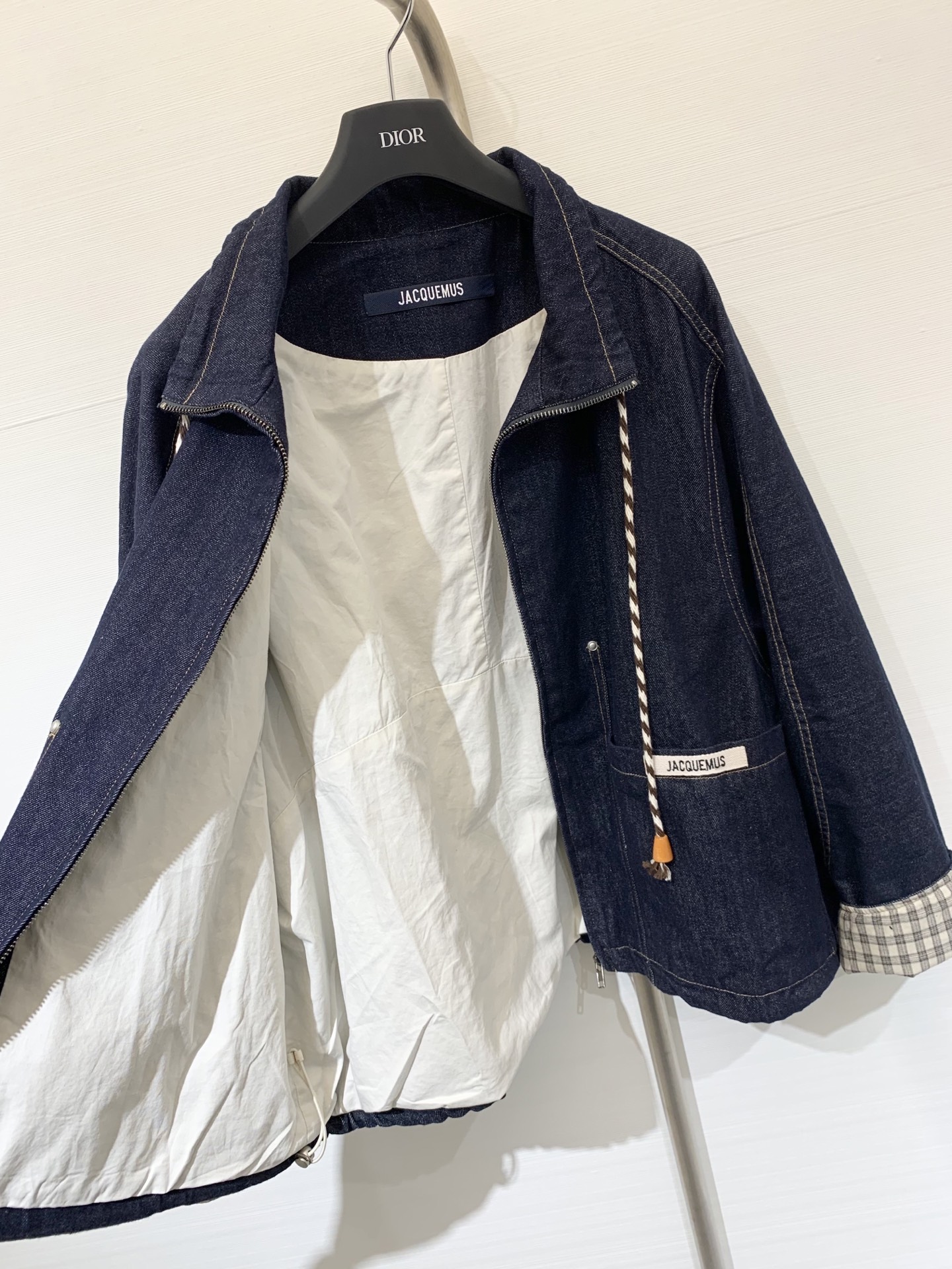 Jacquemus 25早秋新款 宽松牛仔外套 里衬撞色白布设计 不掉色高级感满满 袖子格纹撞色设计 下