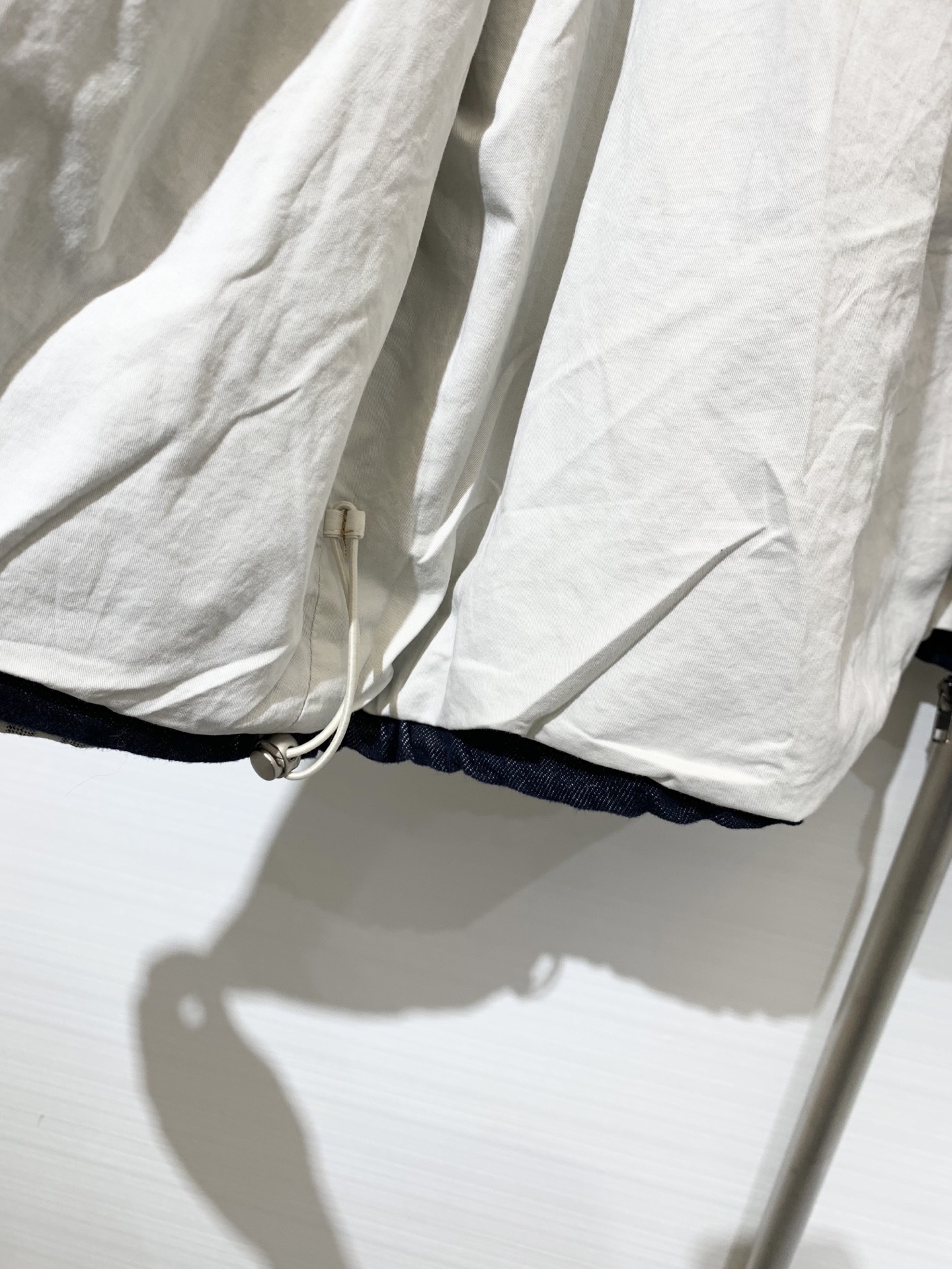 Jacquemus 25早秋新款 宽松牛仔外套 里衬撞色白布设计 不掉色高级感满满 袖子格纹撞色设计 下