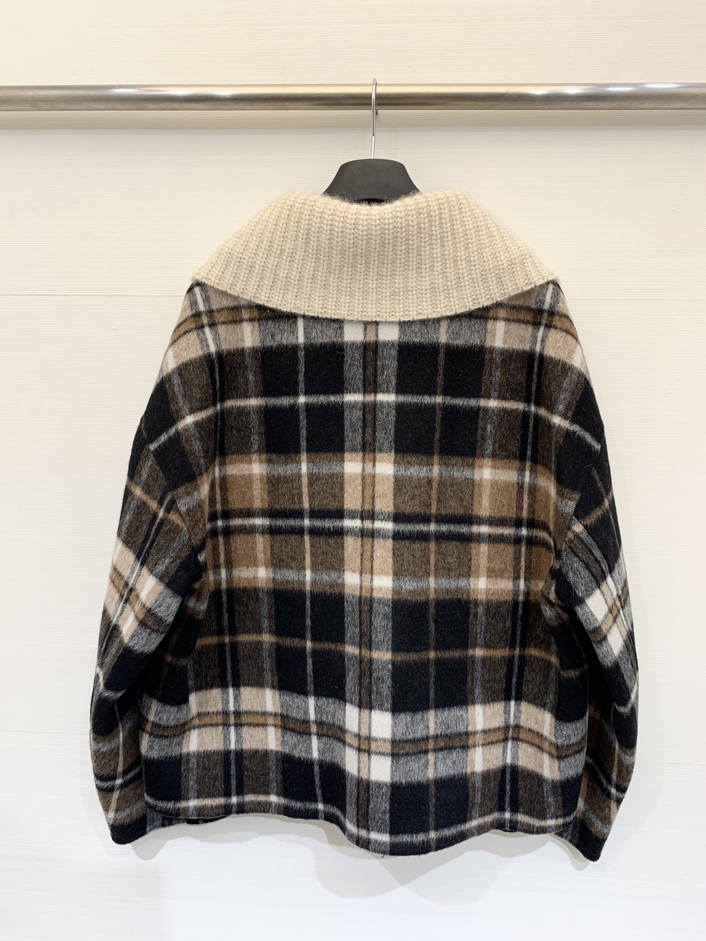 𝐂𝐡𝐥𝐨𝐞 2025 秋冬经典款 拼接格纹羊绒外套，🉑拆卸毛领，95%羊毛5%羊绒，挺括的版型，肉眼可见