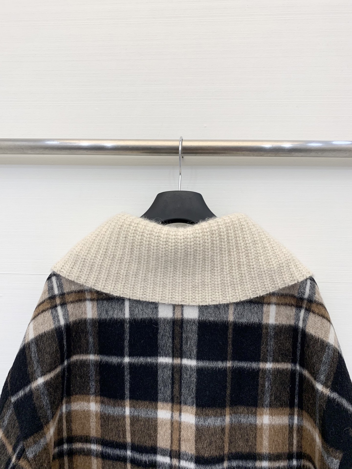 𝐂𝐡𝐥𝐨𝐞 2025 秋冬经典款 拼接格纹羊绒外套，🉑拆卸毛领，95%羊毛5%羊绒，挺括的版型，肉眼可见