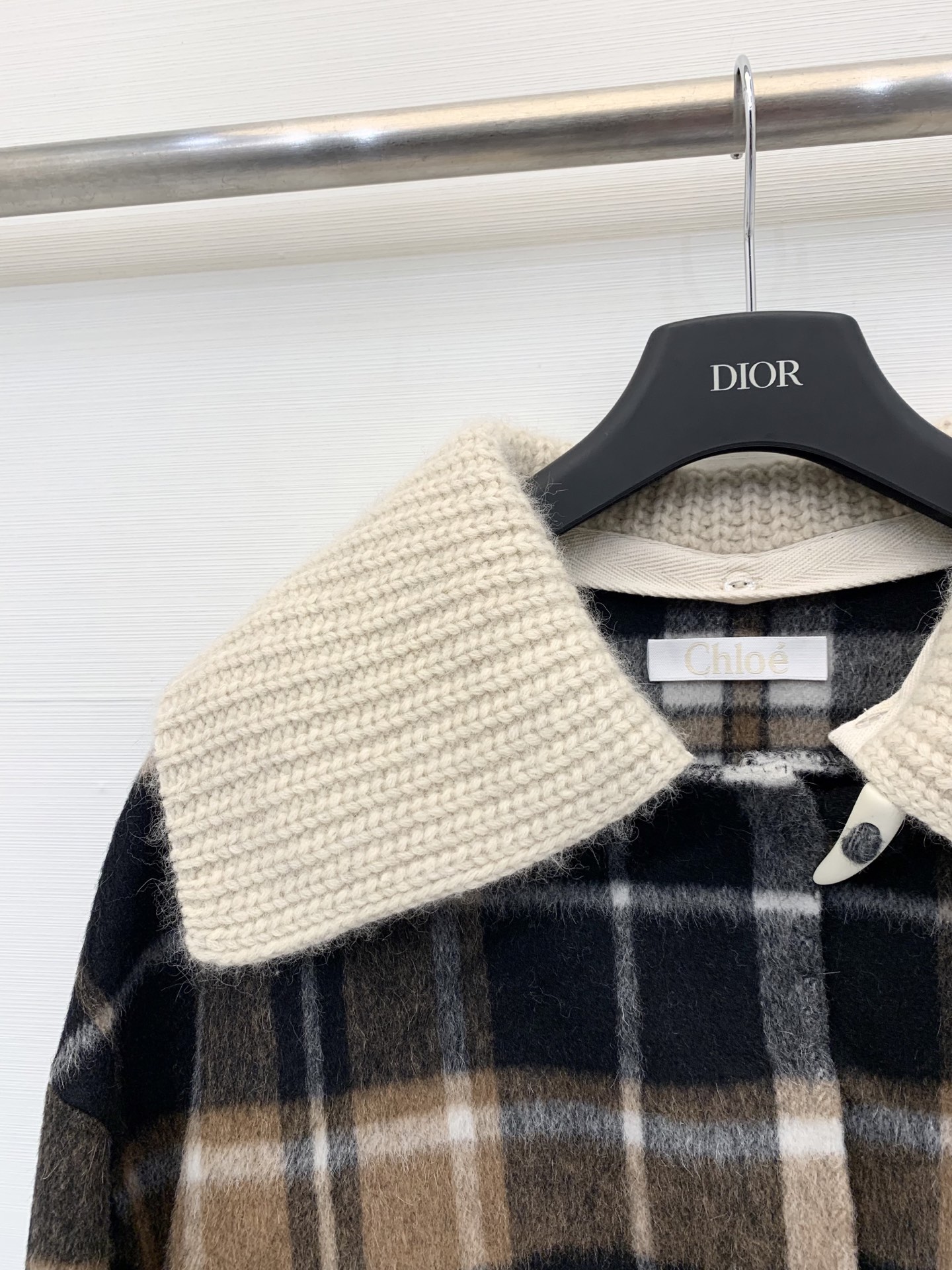 𝐂𝐡𝐥𝐨𝐞 2025 秋冬经典款 拼接格纹羊绒外套，🉑拆卸毛领，95%羊毛5%羊绒，挺括的版型，肉眼可见