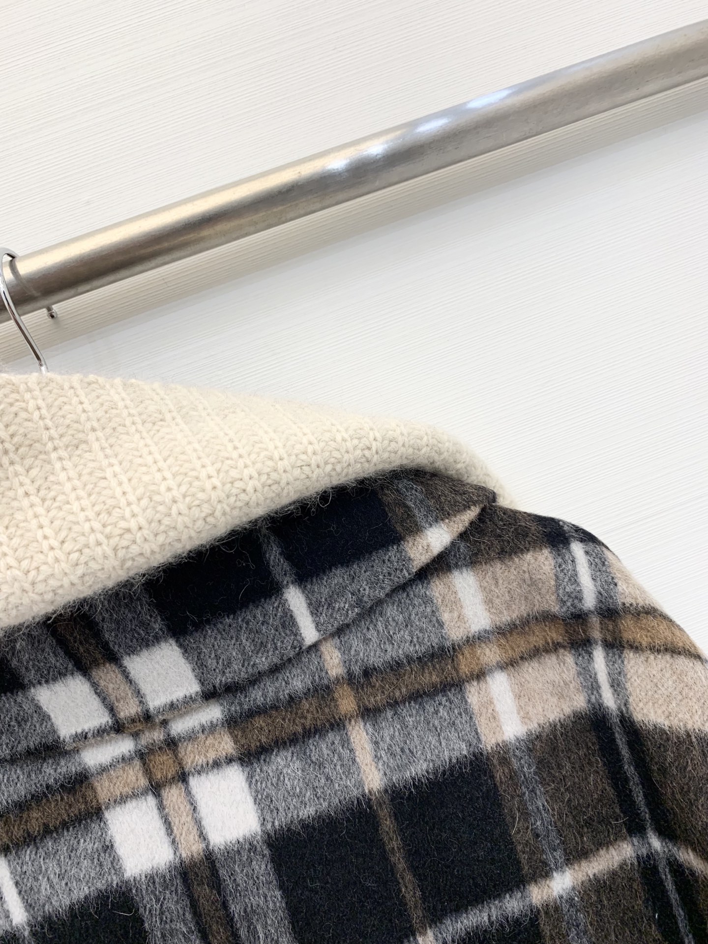 𝐂𝐡𝐥𝐨𝐞 2025 秋冬经典款 拼接格纹羊绒外套，🉑拆卸毛领，95%羊毛5%羊绒，挺括的版型，肉眼可见